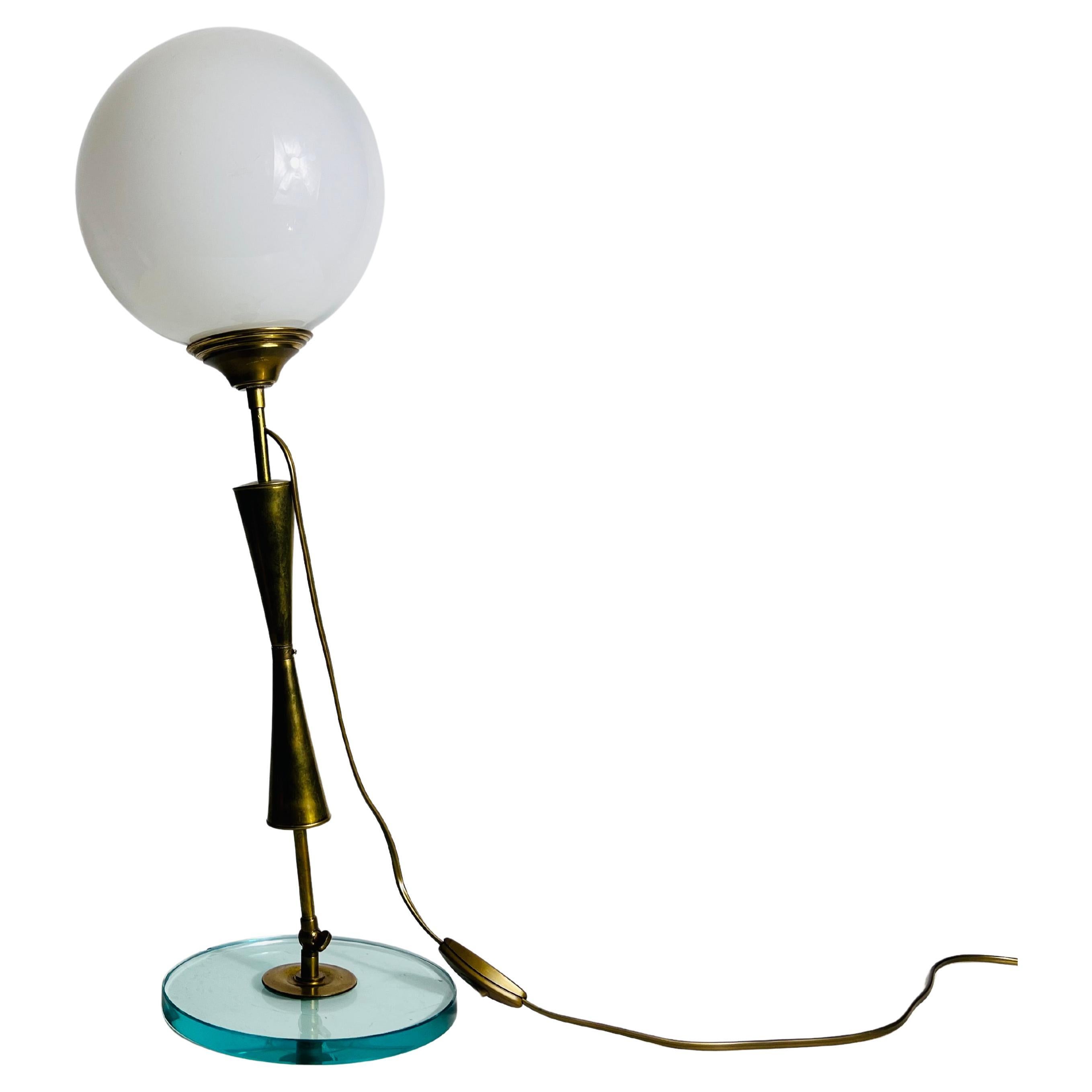 Lampada da tavolo in ottone e vetro, anni '60, Italia