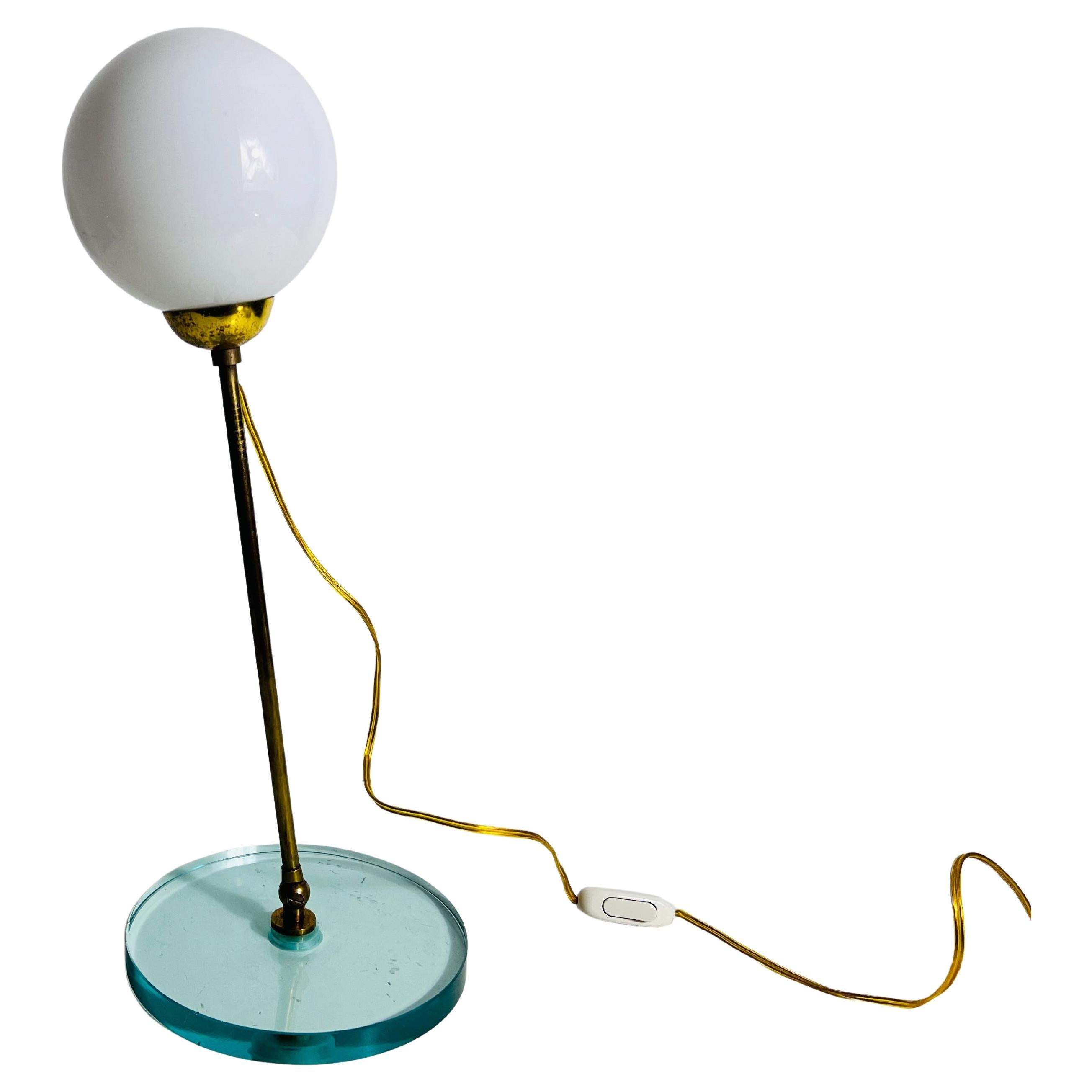 Lampada da tavolo in ottone e vetro, anni '60, Italia