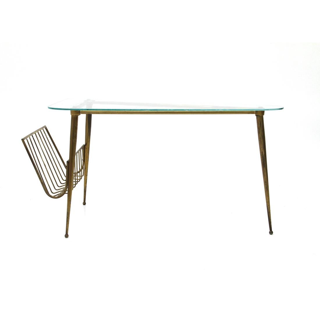 Coffee table of Italian manufacture of the 1950s.
Triangular brass structure with magazine rack on one side.
Feet of spherical shape.
Glass top with rounded corners and floral decorations.
Good general conditions, some signs due to normal use