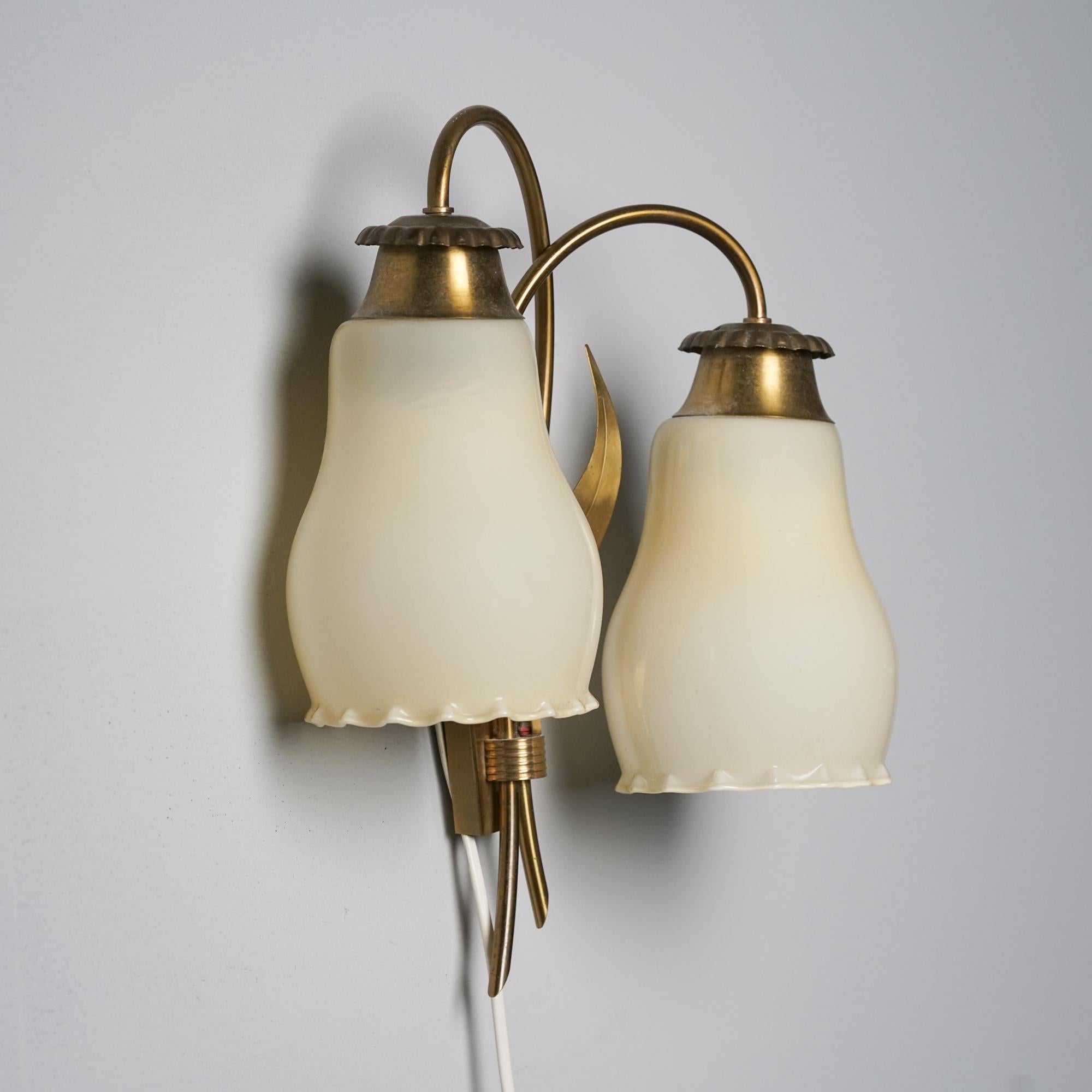 Scandinavo moderno Applique a due bracci in ottone e vetro, Finlandia, anni '50 in vendita
