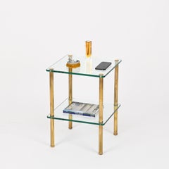Table d'appoint ou de nuit à deux niveaux en laiton et verre, Maison Jansen, France, années 1970