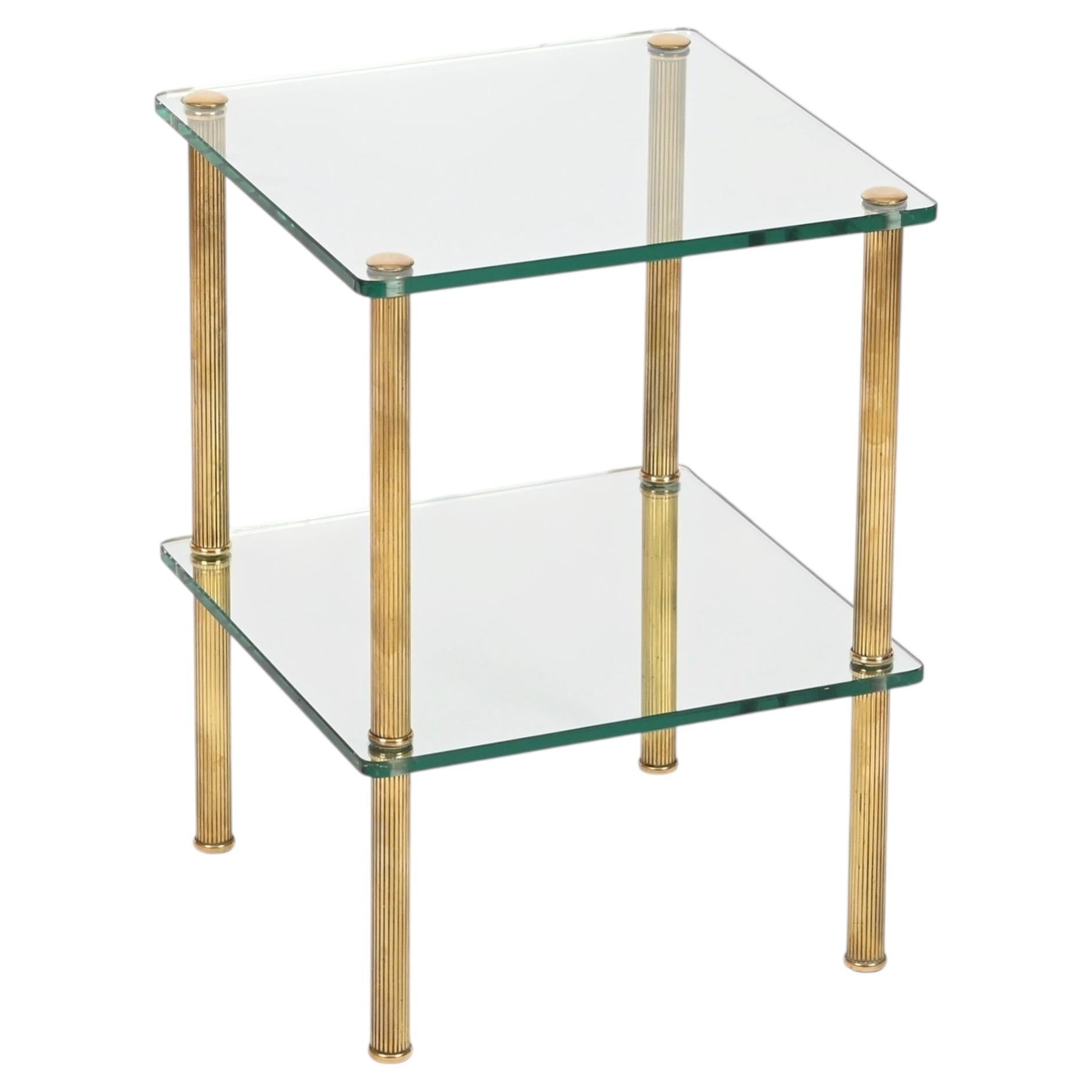 Table d'appoint ou de nuit à deux niveaux en laiton et verre, Maison Jansen, France, années 1970