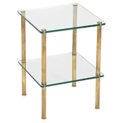 Table d'appoint ou de nuit à deux niveaux en laiton et verre, Maison Jansen, France, années 1970