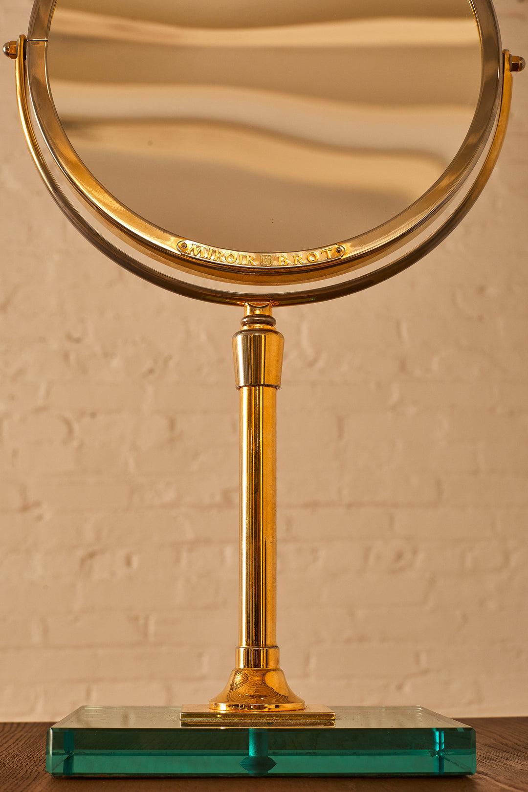 Un élégant miroir de courtoisie français du célèbre fabricant Miroir Brot. Fabrication et matériaux de très haute qualité. Il est réversible avec un miroir grossissant sur le côté opposé, avec une hauteur réglable et une base en verre bleu. Fabriqué