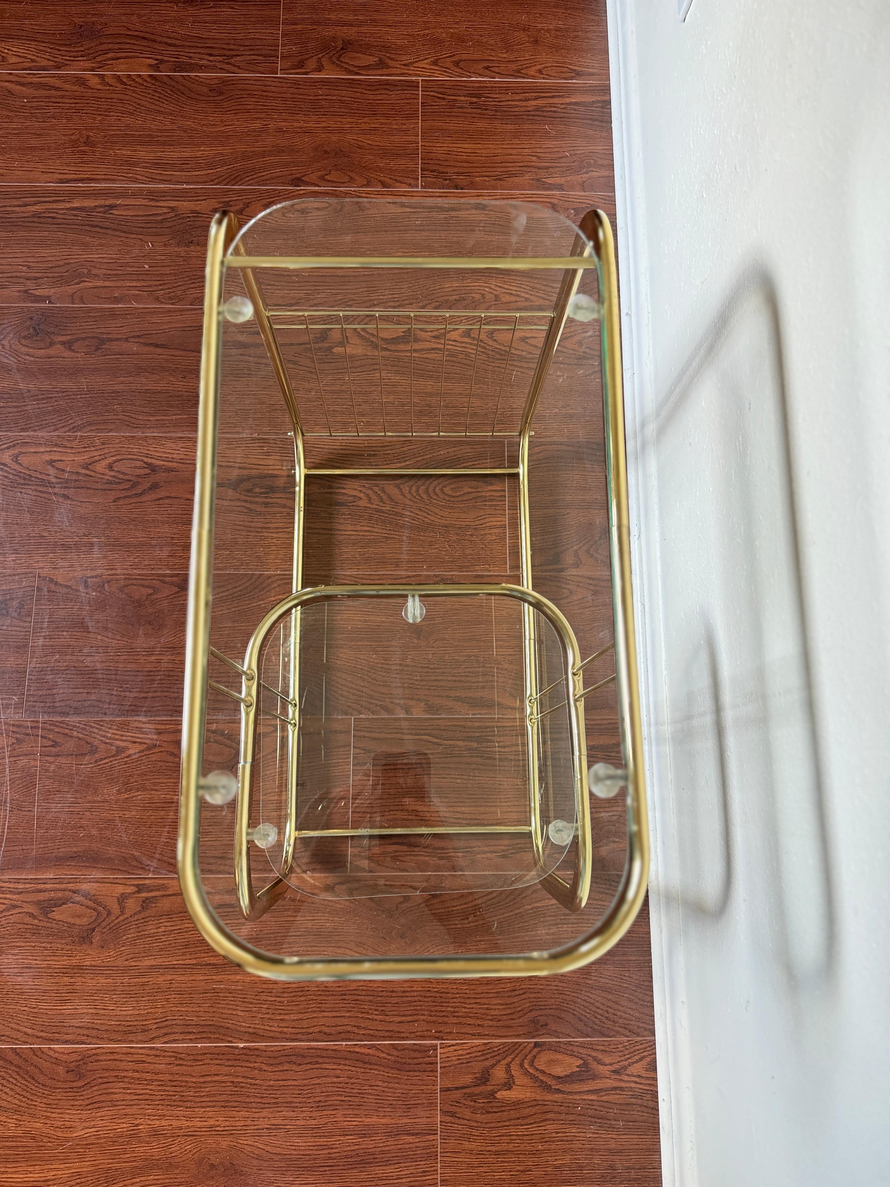 Brass and glass vintage bar cart in the style of Milo Baughman. In Good Condition In Houston, TX