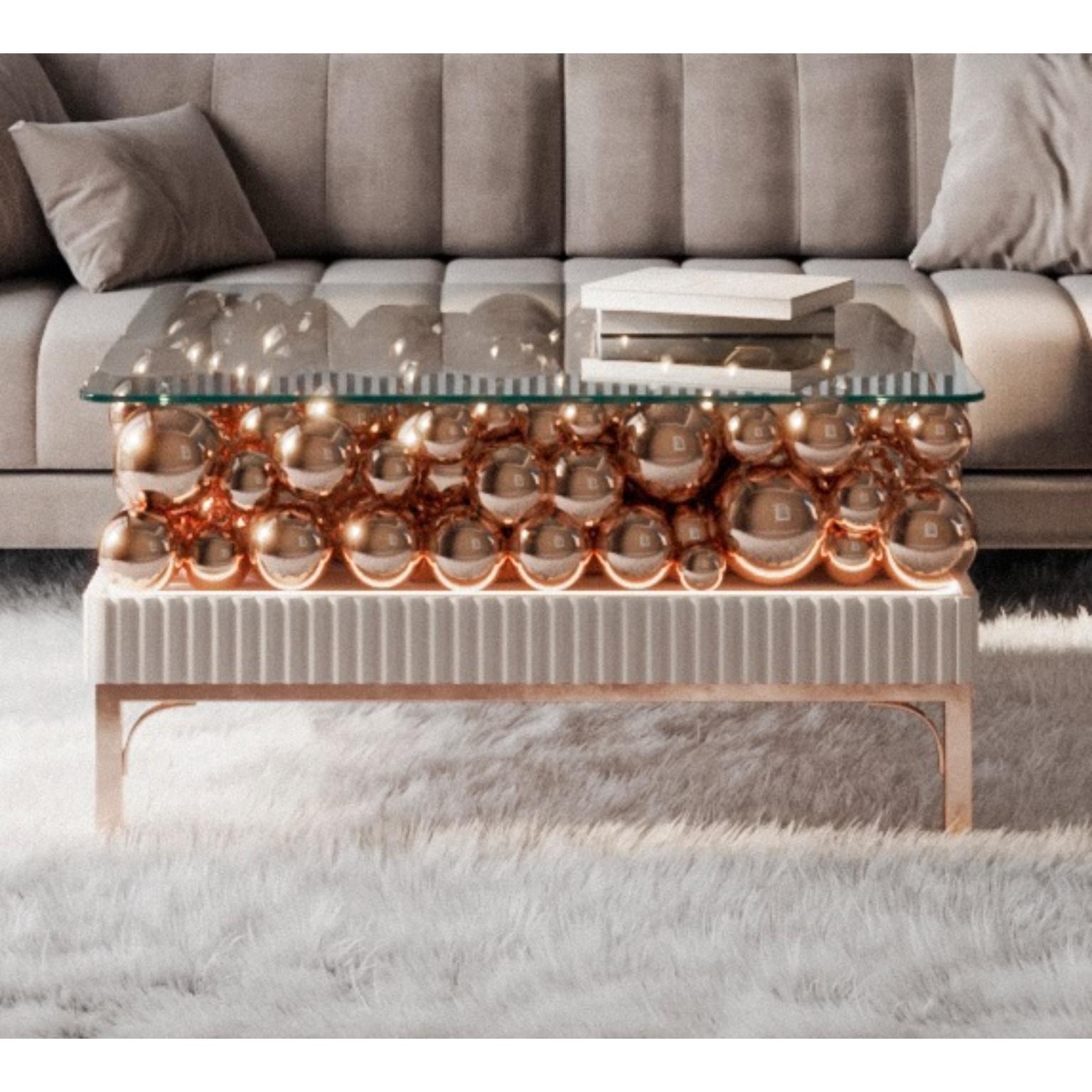 Table basse décorative en laiton et bulles de peinture brillante par PANOPTIKUM Collections
Dimensions : D 80 x L 100 x H 50 cm.
Matériaux : MDF, laiton, peinture brillante et éclairage LED.

La 
