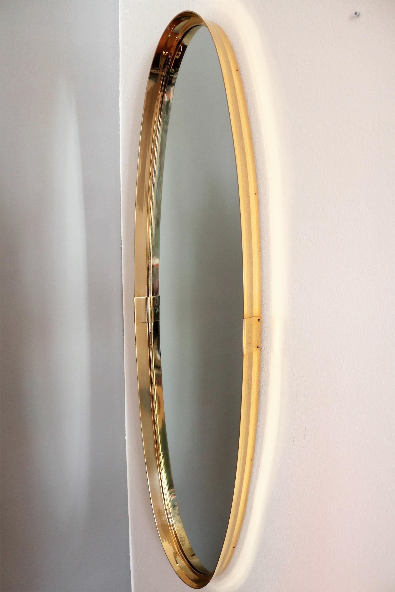 Big luxury wall mirror made of full brass large frame with shiny 24-karat gold plating and crystal glass.
Made by Vereinigte Werkstätten München, Germany, in the 1960s. With original manufacturers label.
This big mirror is in the original