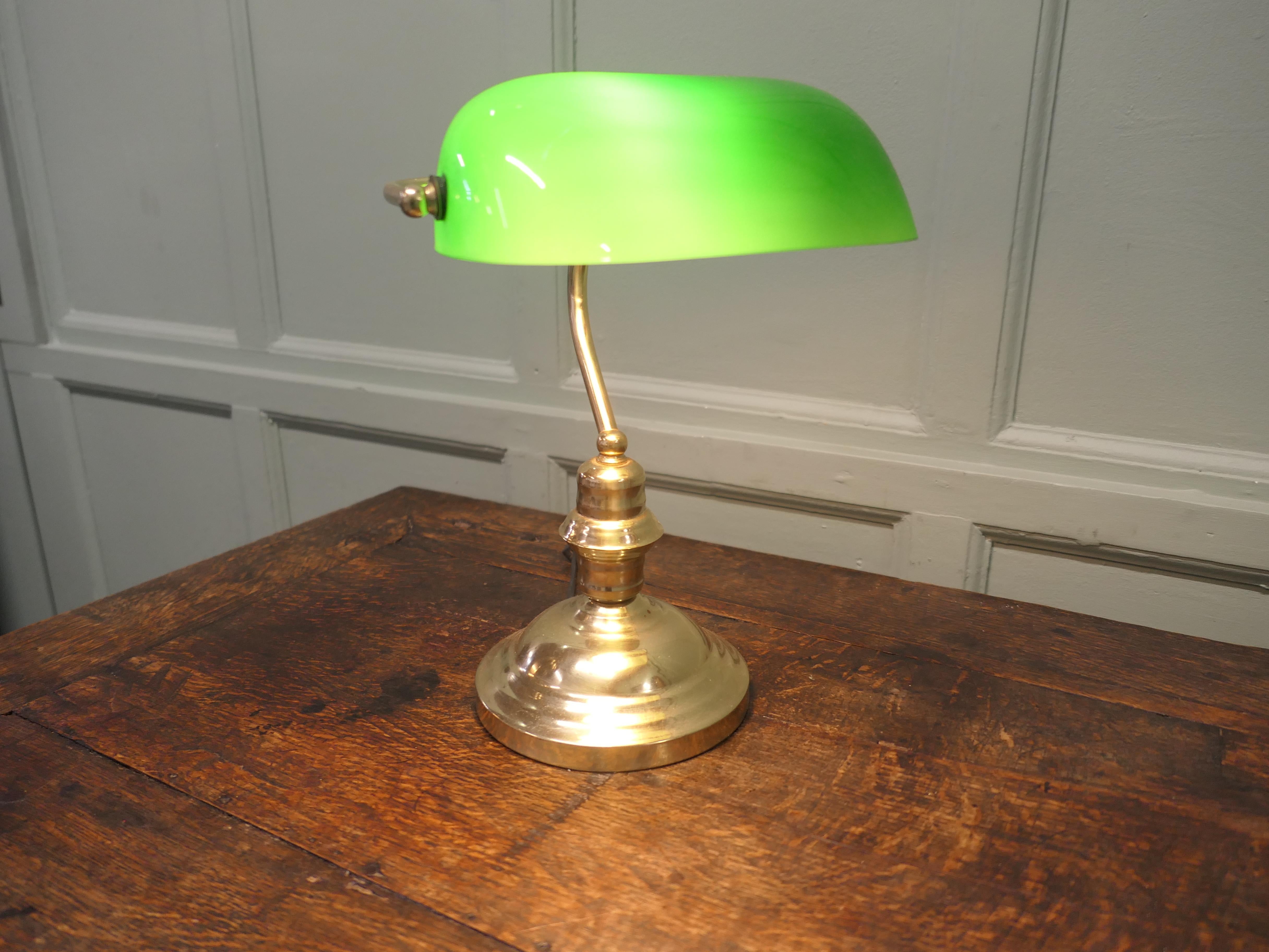 Banker's Desk Lamp aus Messing und grünem Glas

Eine schöne Messing-Schreibtischlampe eines Anwalts mit dem originalen Lampenschirm aus grünem Glas, der auf der Unterseite weiß reflektiert
Der Lampenschirm kann nach oben und unten geschwenkt werden,