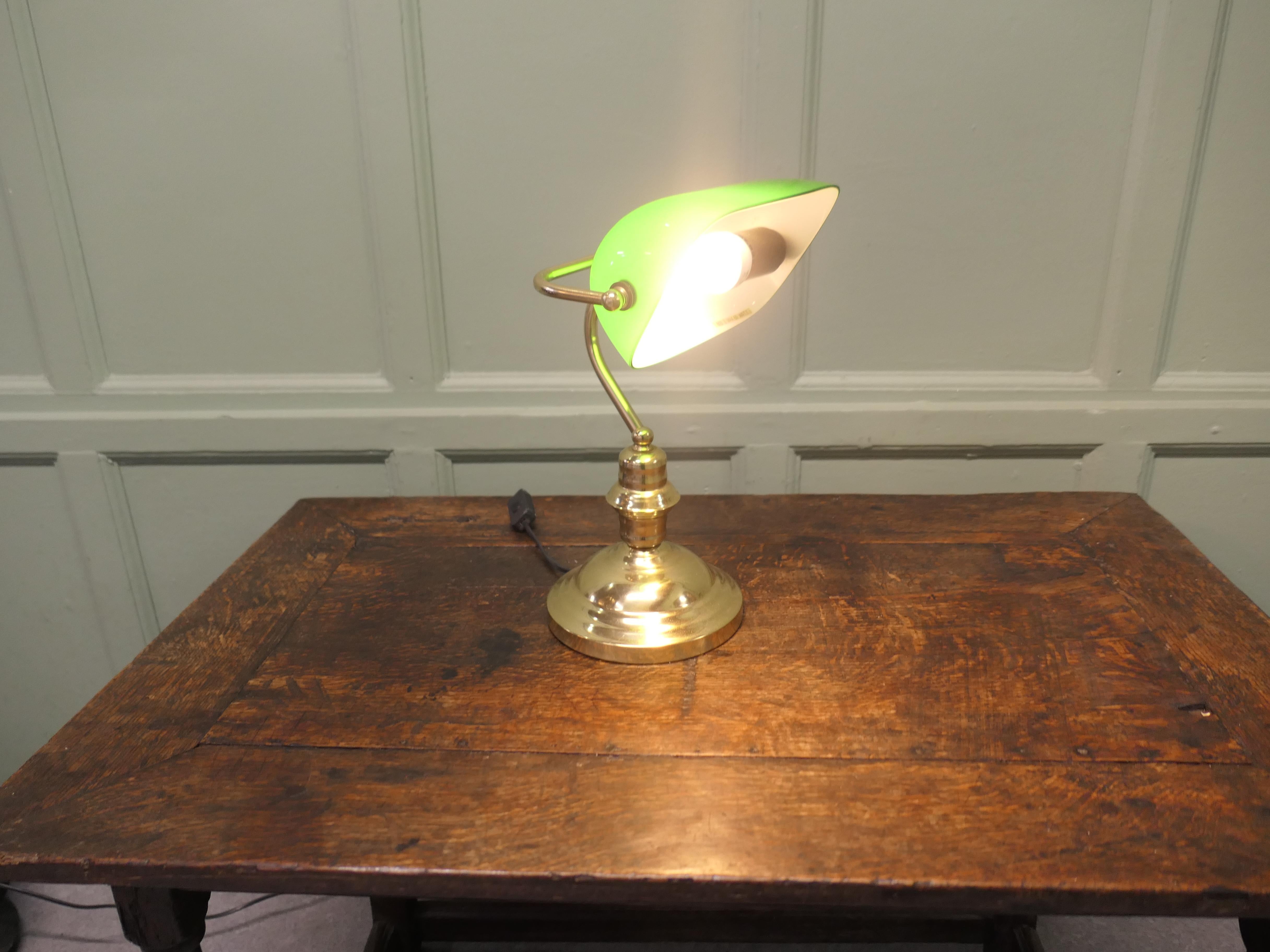 Banker's Desk Lamp aus Messing und grünem Glas (Moderne der Mitte des Jahrhunderts) im Angebot
