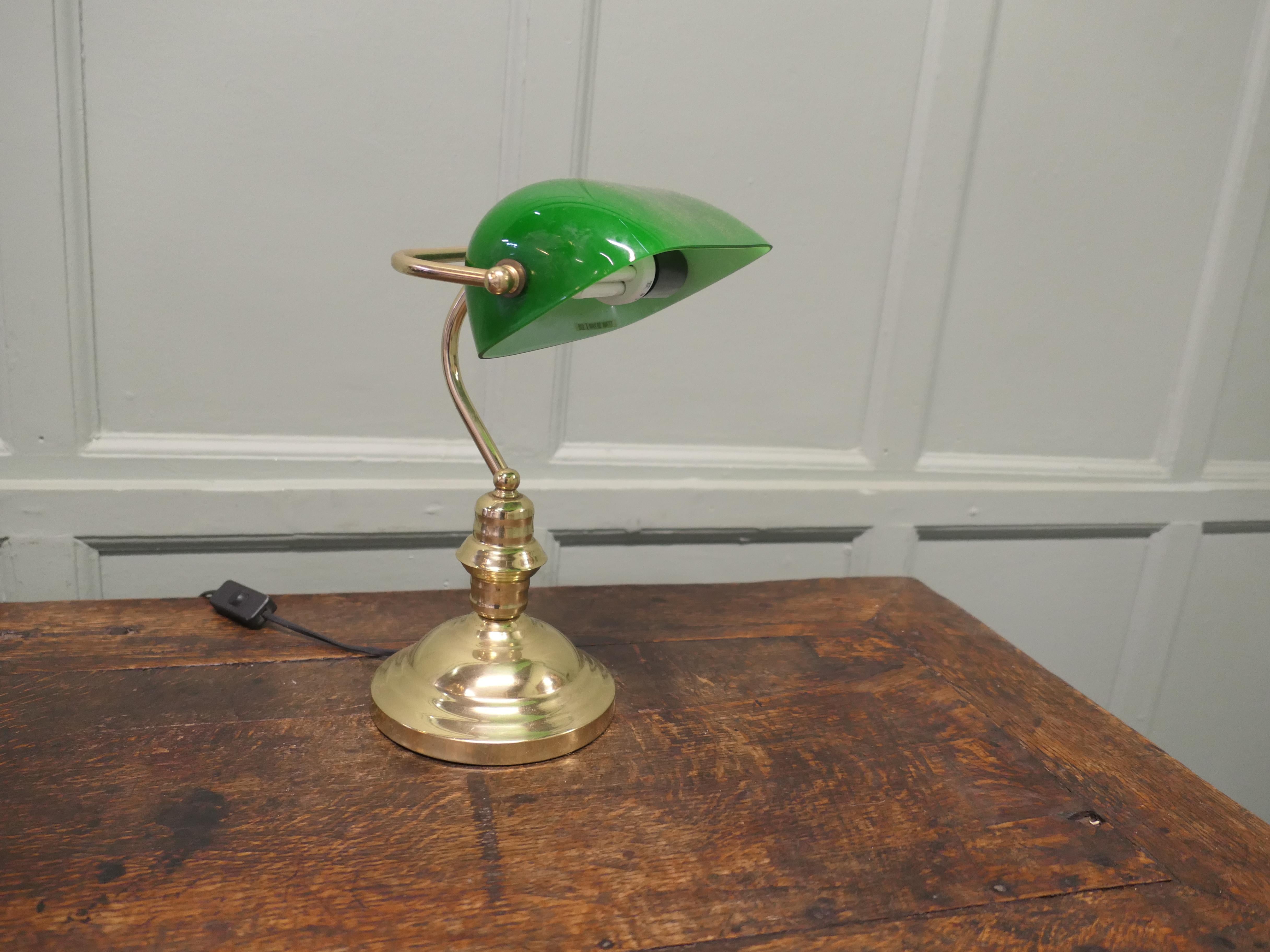 Banker's Desk Lamp aus Messing und grünem Glas im Zustand „Gut“ im Angebot in Godshill, Isle of Wight