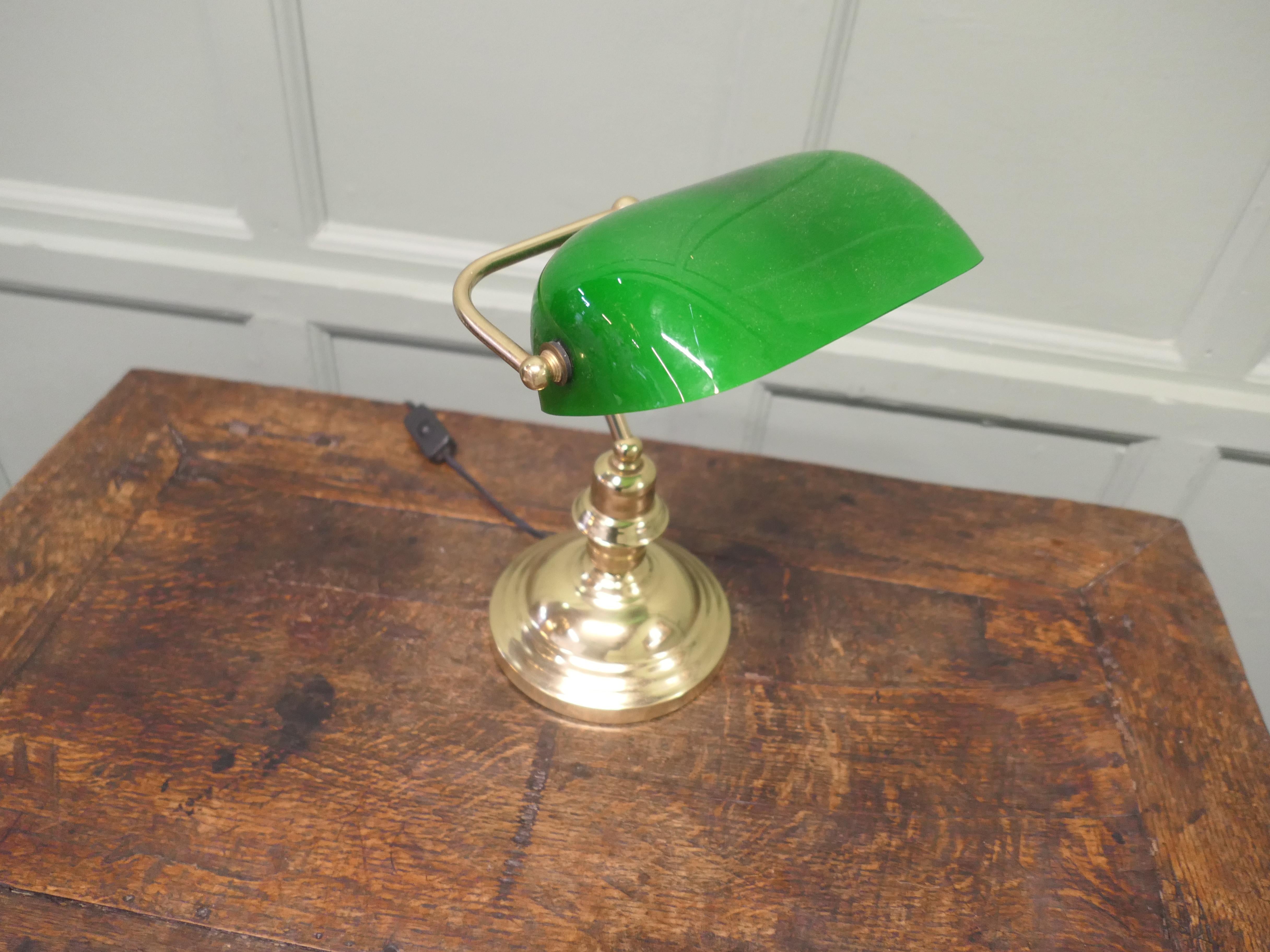 Banker's Desk Lamp aus Messing und grünem Glas (Mitte des 20. Jahrhunderts) im Angebot