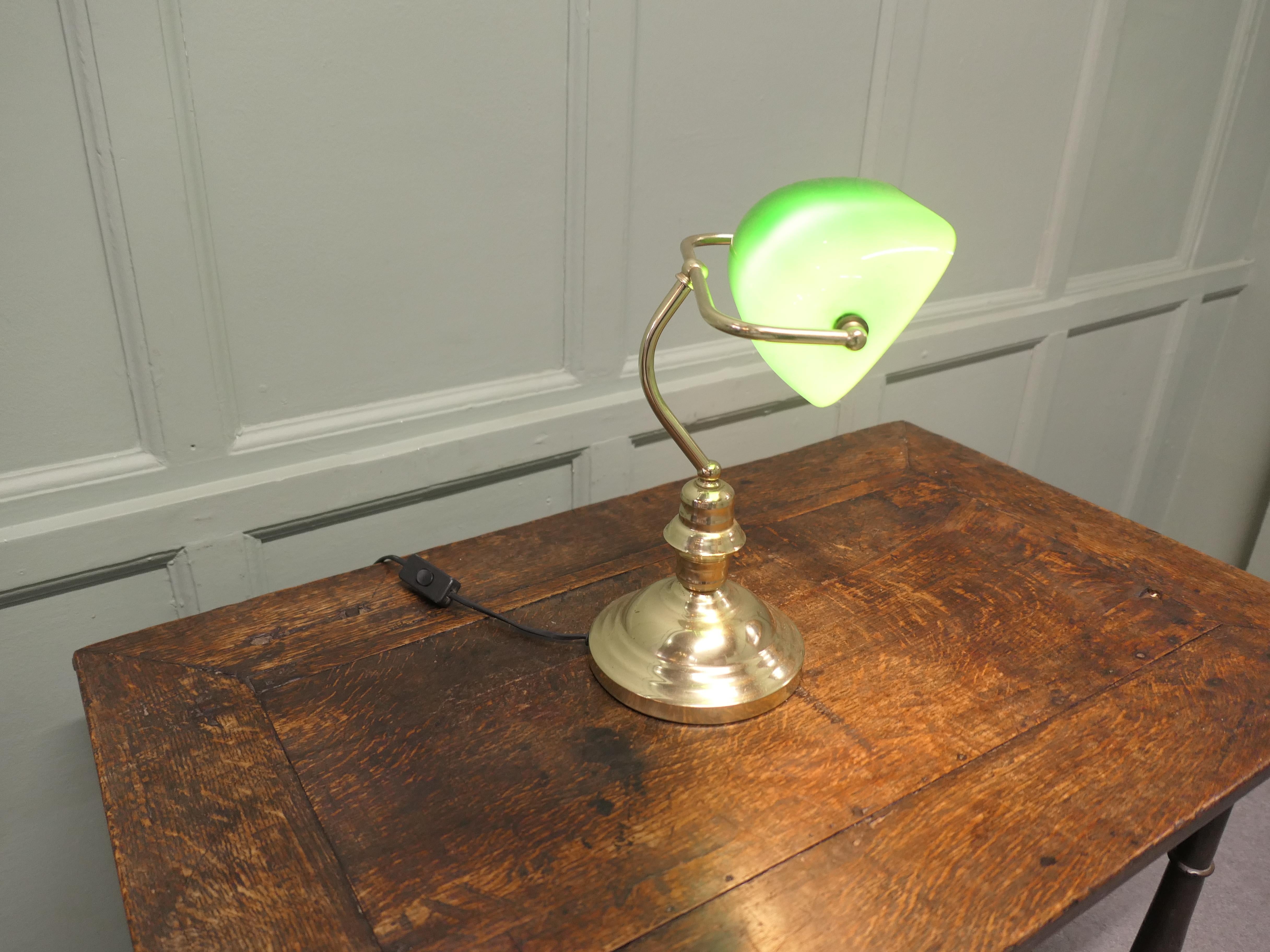 Banker's Desk Lamp aus Messing und grünem Glas im Angebot 1