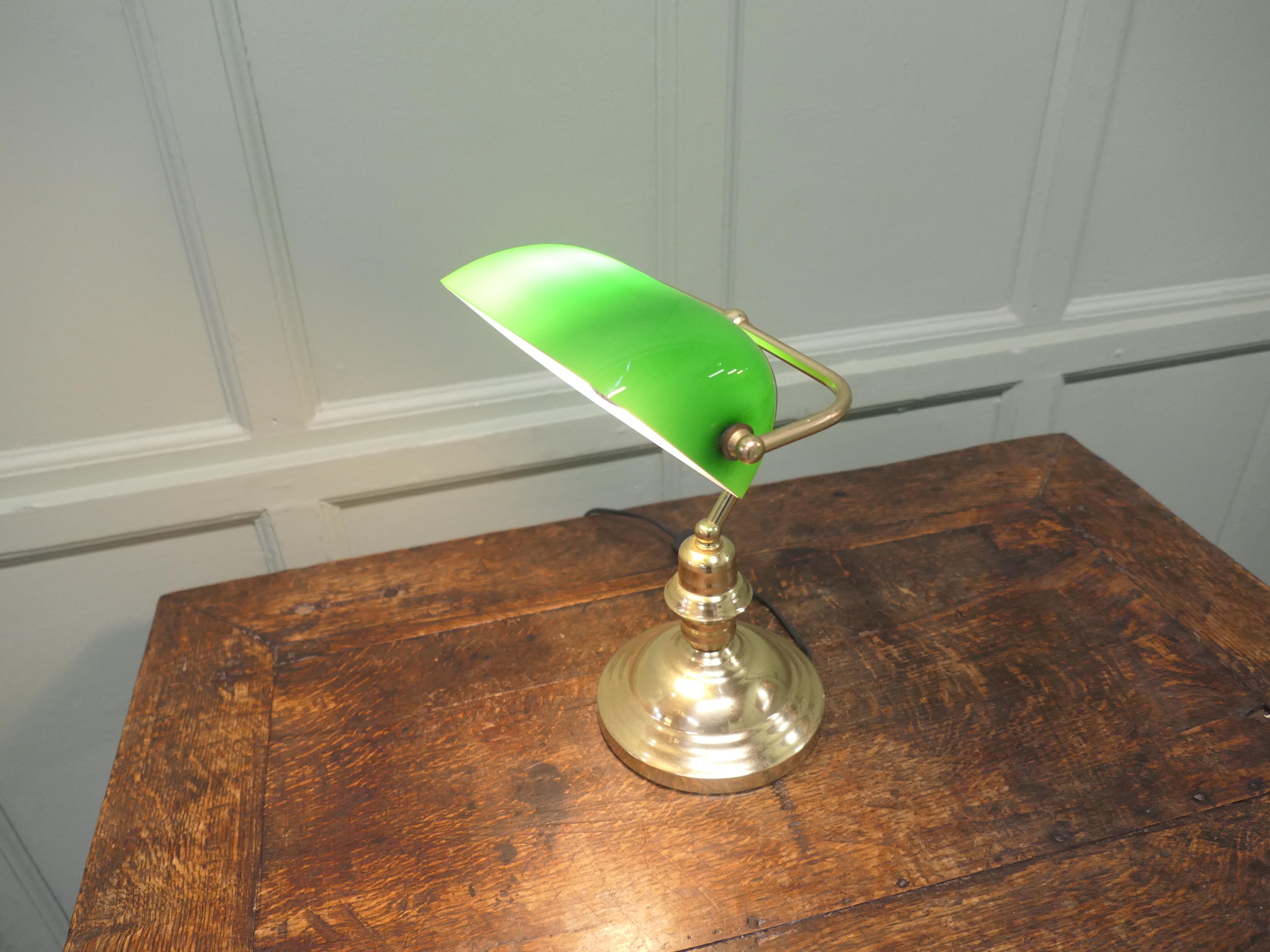 Banker's Desk Lamp aus Messing und grünem Glas im Angebot 2