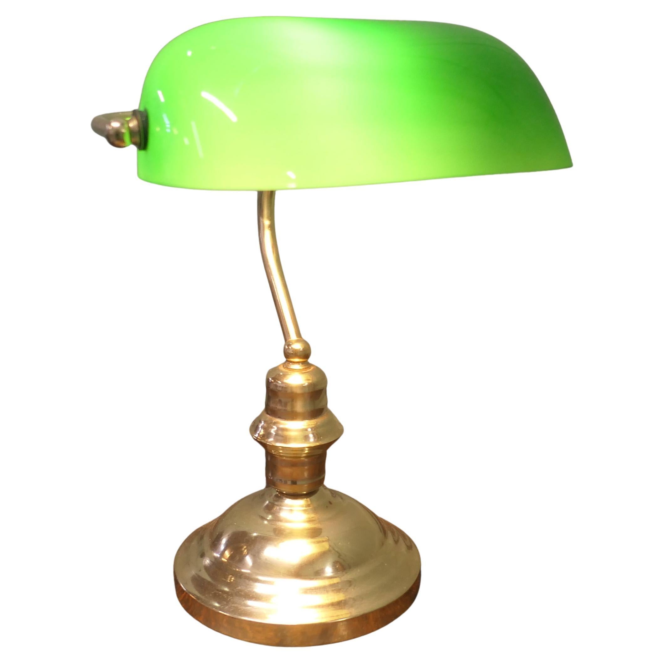 Lámpara de escritorio de banquero de latón y cristal verde