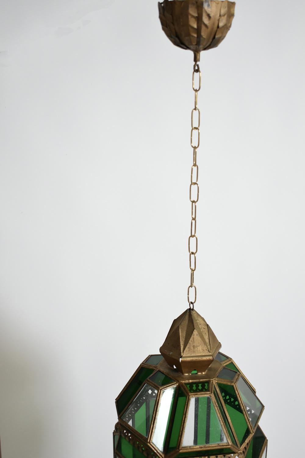 Lámpara de techo de latón y cristal verde, años 70. Portugués en venta