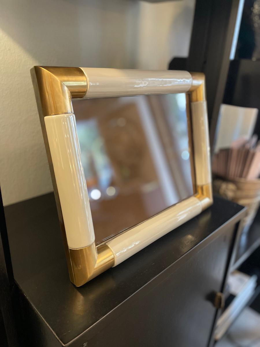 Cadre photo avec bordure en céramique grise et détails en laiton.
Fabriqué avec un cadre en céramique grise doucement arrondi, enrichi d'inserts en laiton qui ajoutent une touche décorative raffinée. Conçu comme un cadre de table, il allie