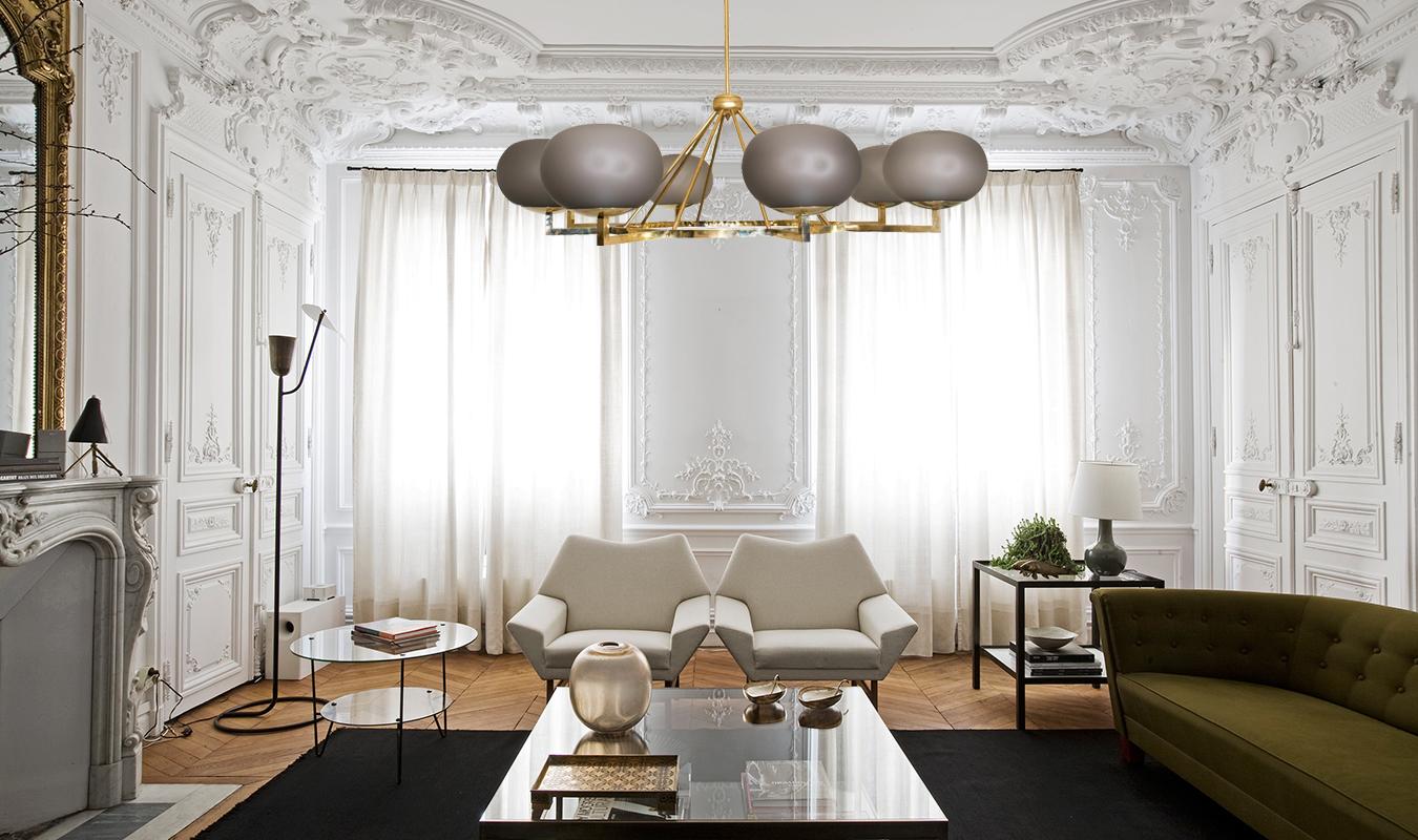 Mid-Century moderno Lampadario moderno di grandi dimensioni in ottone e vetro opalino grigio di Murano in vendita