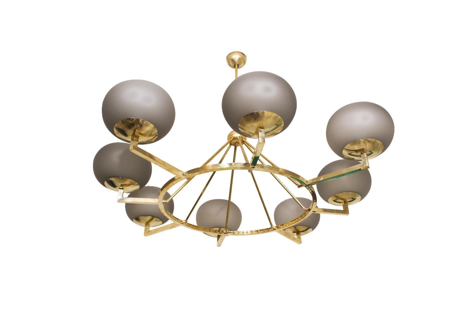 Lampadario moderno di grandi dimensioni in ottone e vetro opalino grigio di Murano in vendita 1