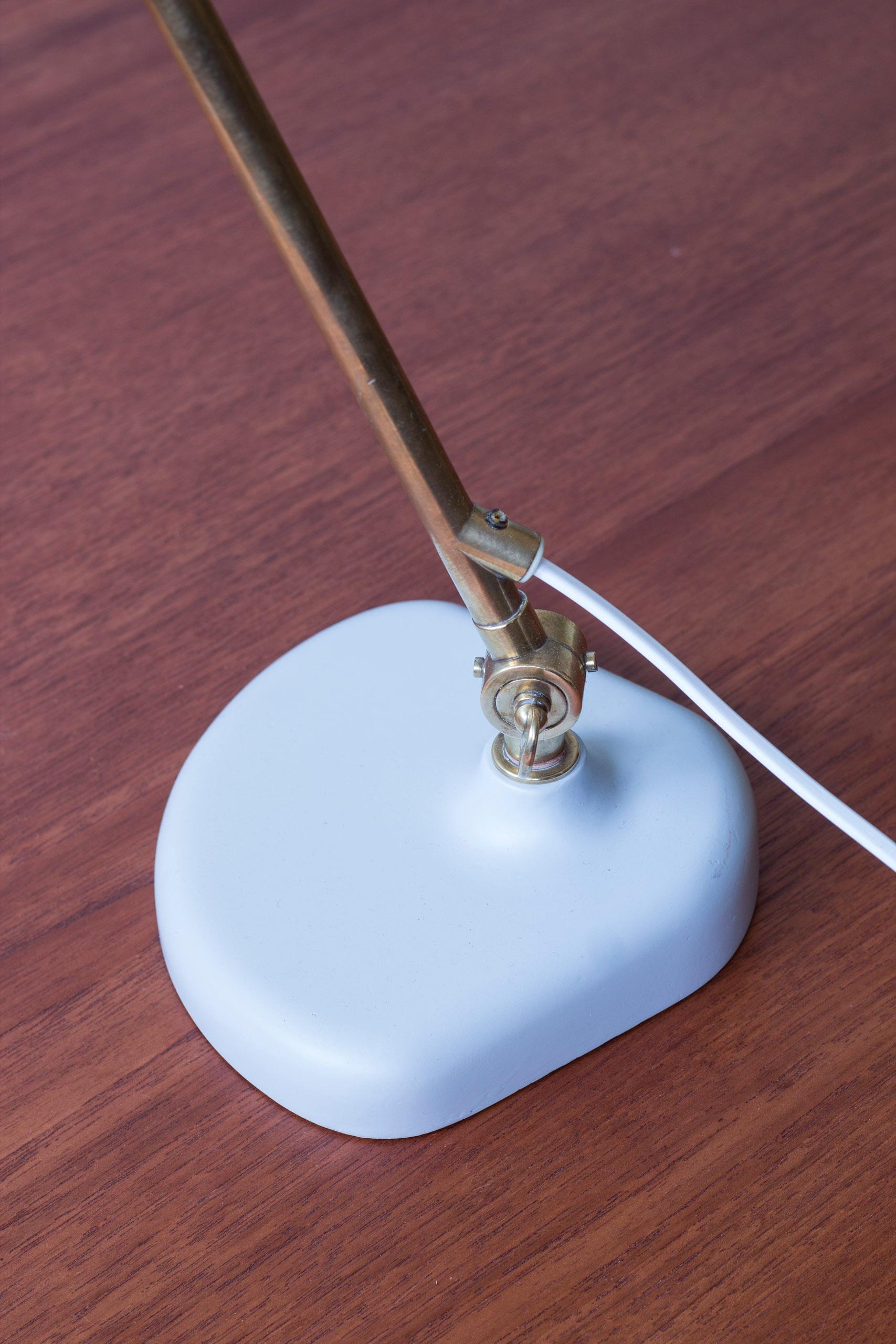 Lámpara de mesa de latón y gris mod. 532012 de Bertil Brisborg para Nordiska Kompaniet mediados del siglo XX en venta