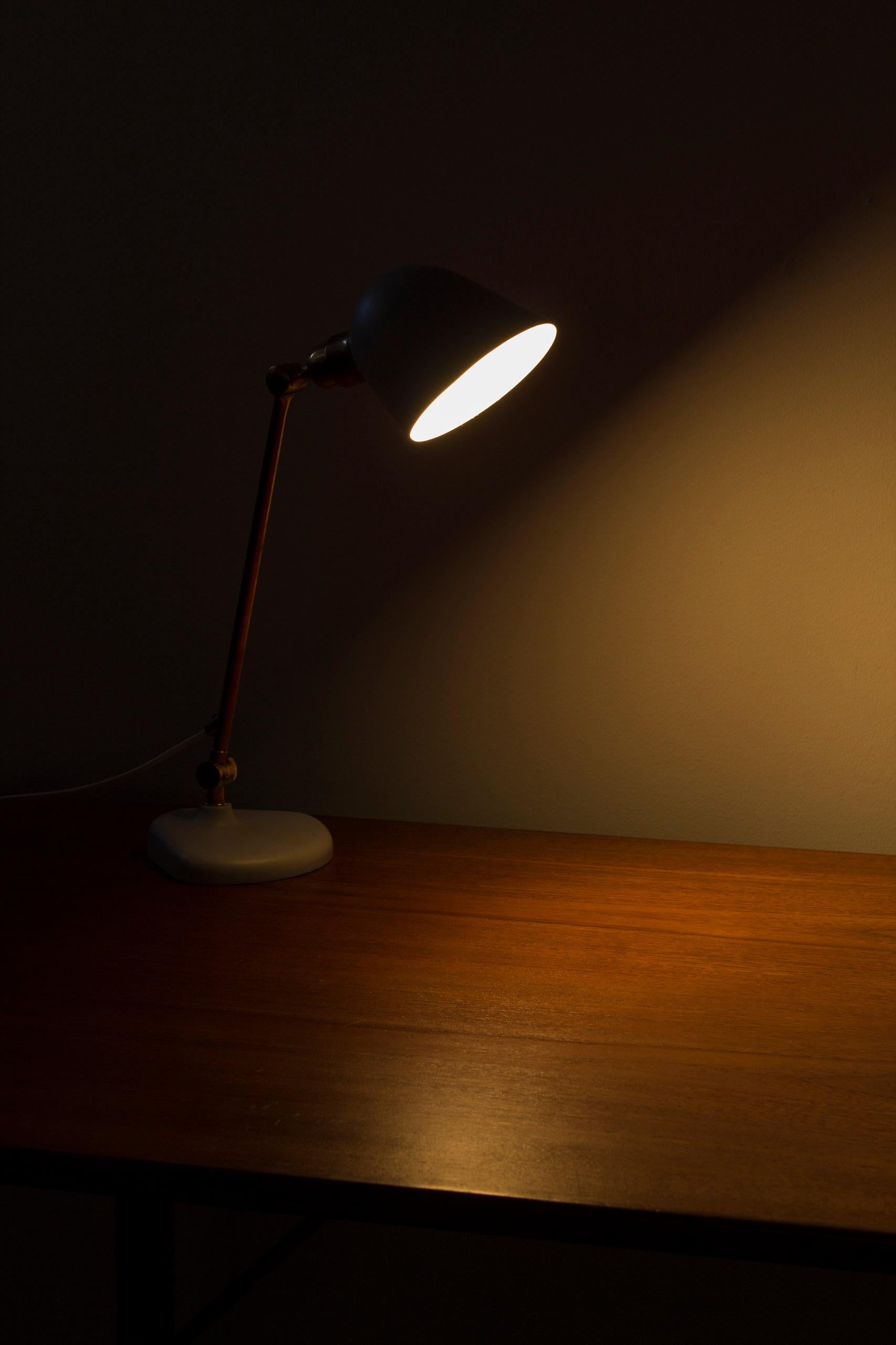 Lámpara de mesa de latón y gris mod. 532012 de Bertil Brisborg para Nordiska Kompaniet Aluminio en venta