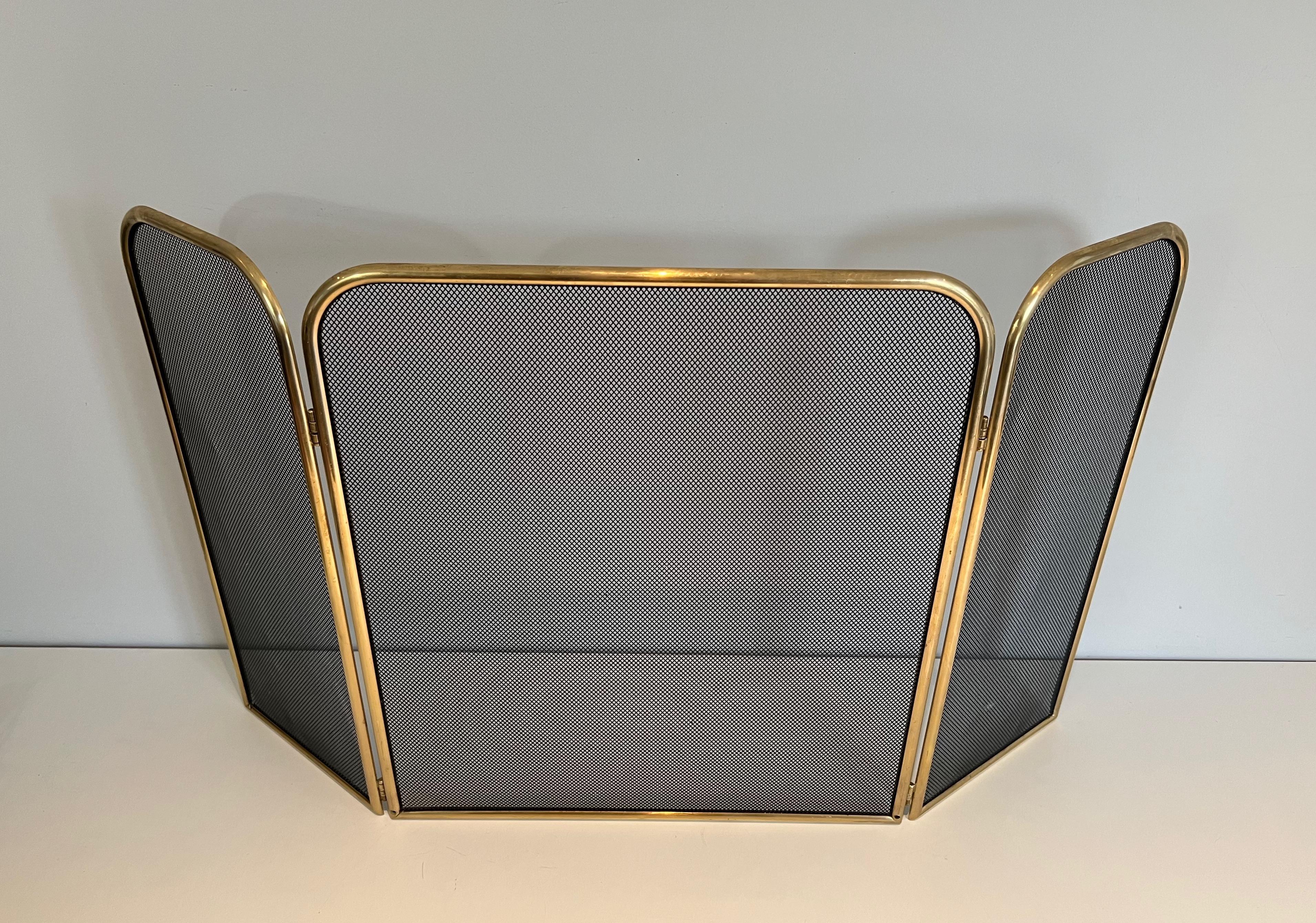 This fireplace screen is made of brass and grilling. This is a French work. Circa 1970.