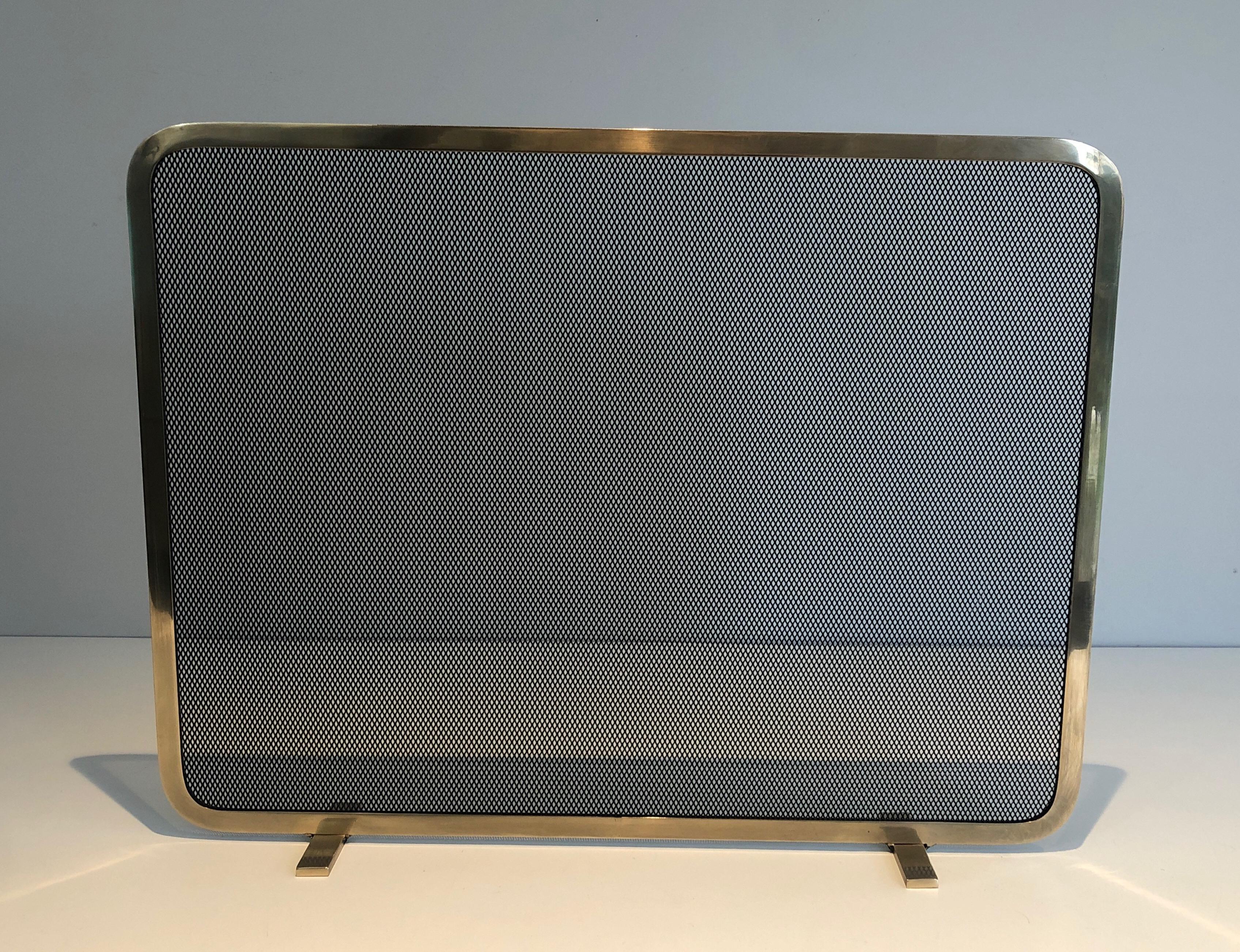 This fireplace screen si made of brass and grilling. This is a very simple model, very elegant, a French work. Circa 1970.