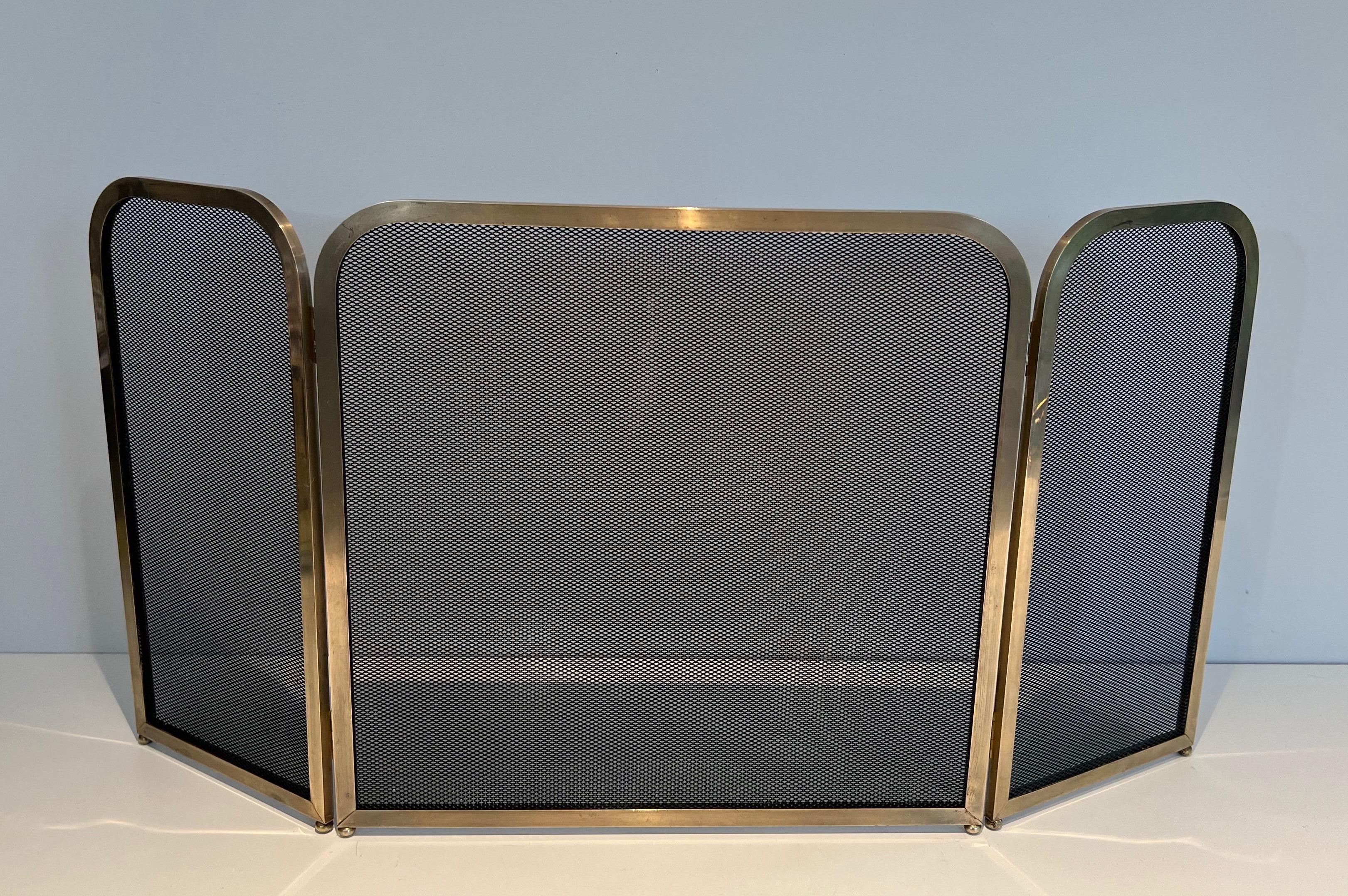 This 3 panels fireplace screen is made of brass and grilling. This is a French work. Circa 1970.