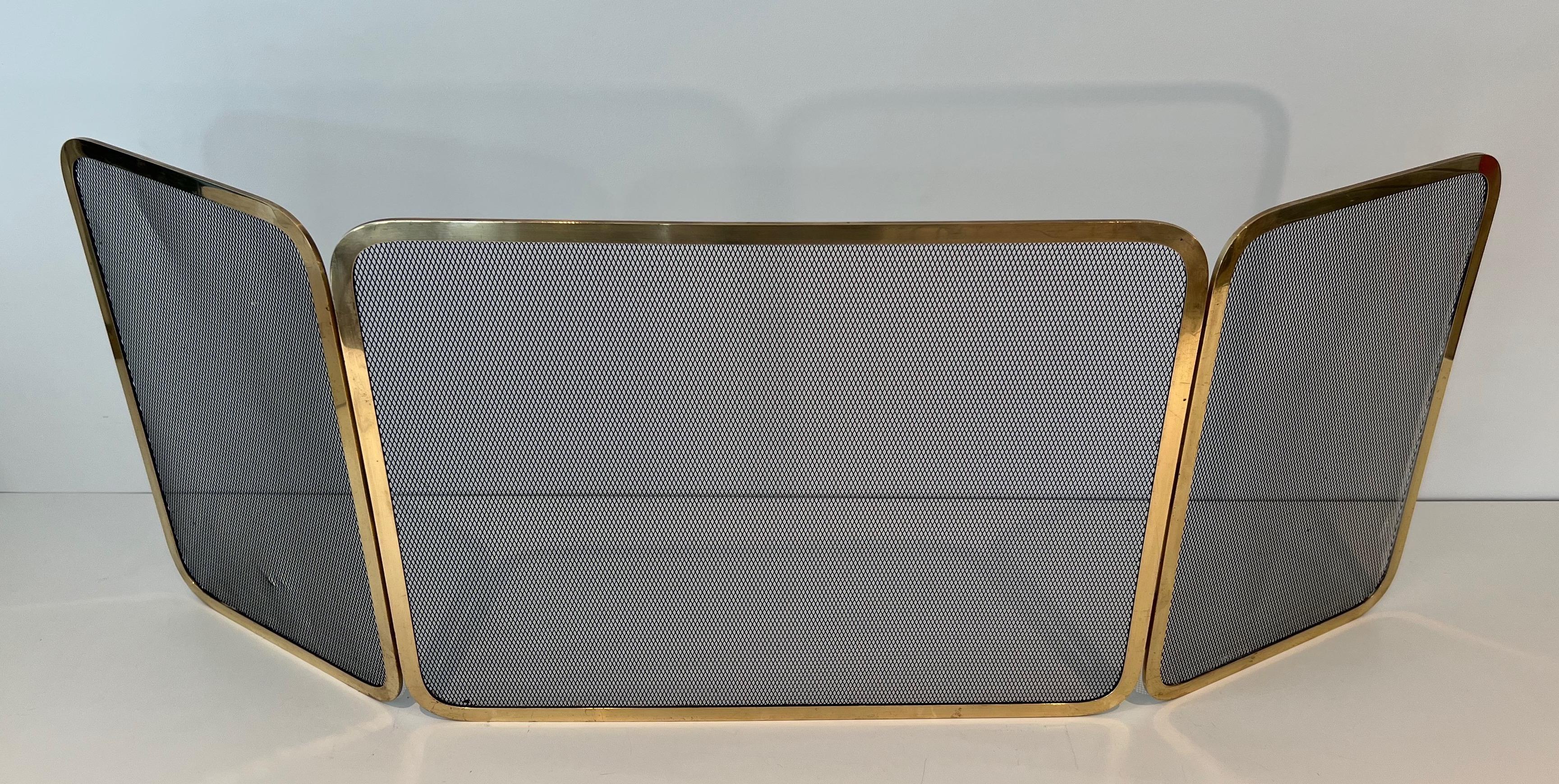 This very nice and elegant fireplace screen is made of brass and grilling 3 panels fireplace screen. This fireguards is made of 3 brass panels with grilling inside. The width of the fireplace screen can be adjusted by moving these panels. This is a