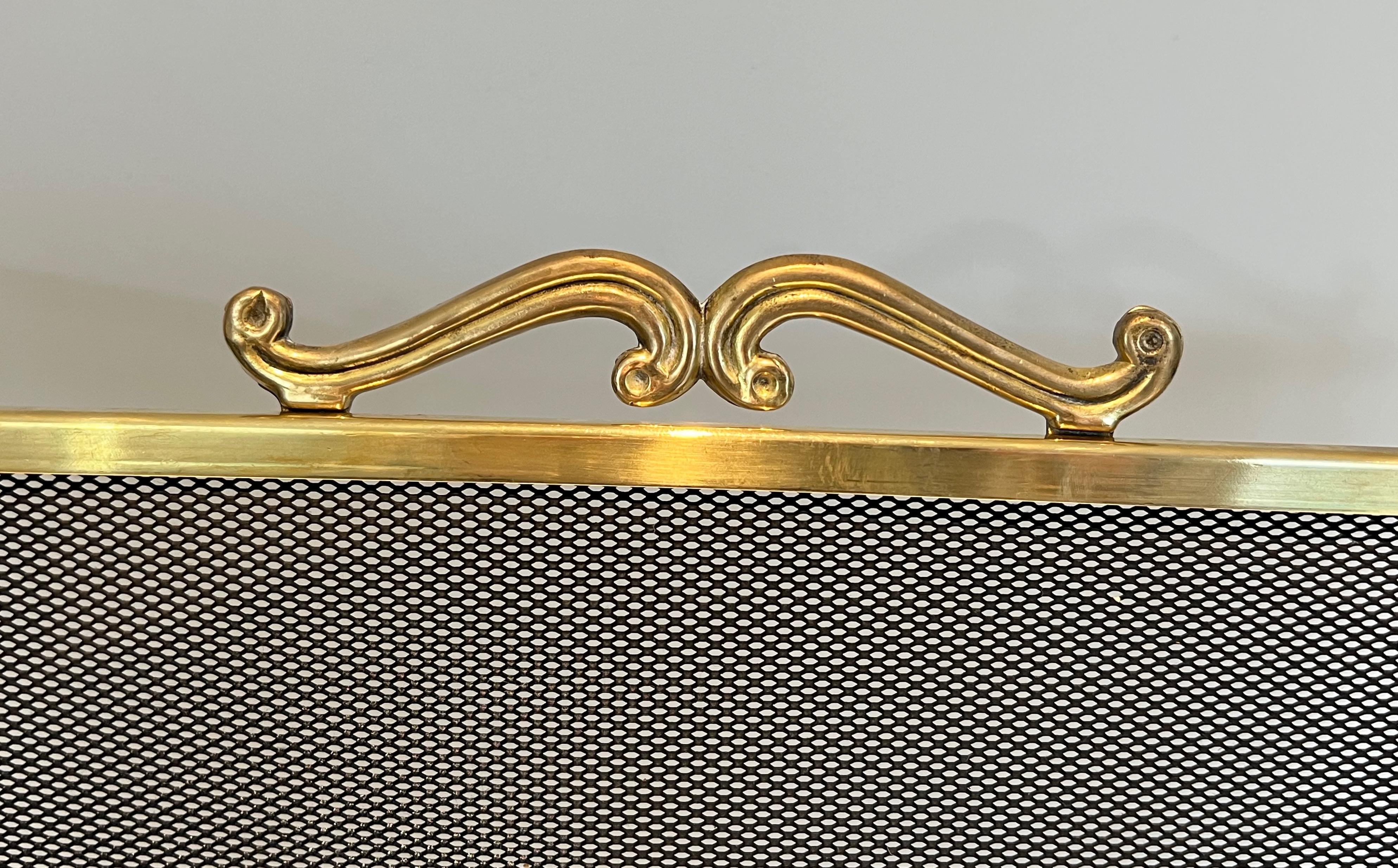 This fireplace screen is made of brass and grilling. This is a French work. Circa 1970