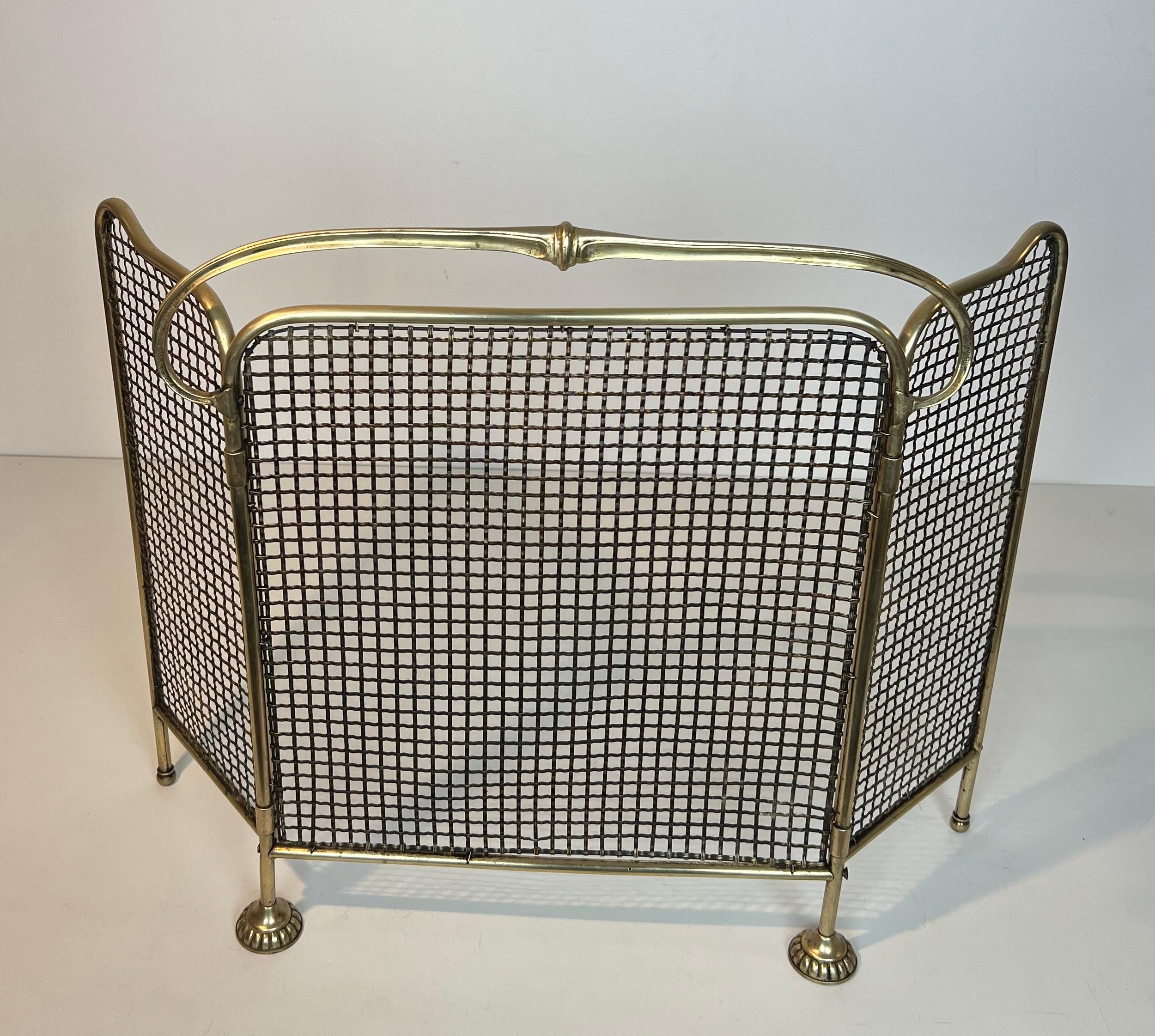 Ce très joli et intéressant écran de cheminée est fait de basse et de grillades. Il s'agit d'une œuvre française de la période Art nouveau. Circa 1900