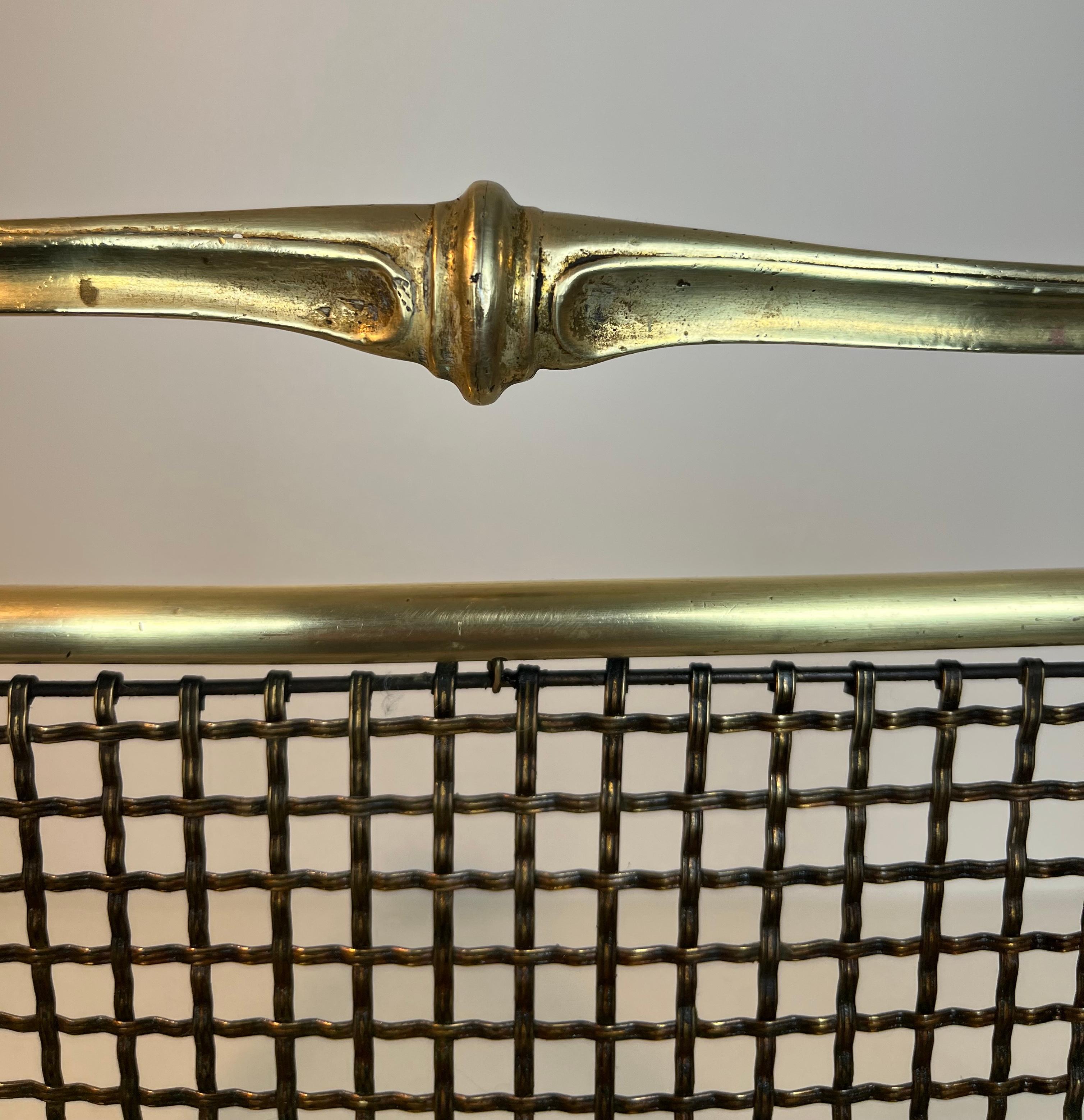 Laiton Écran de cheminée en laiton et grillage D'époque Art Nouveau. Circa 1900 en vente
