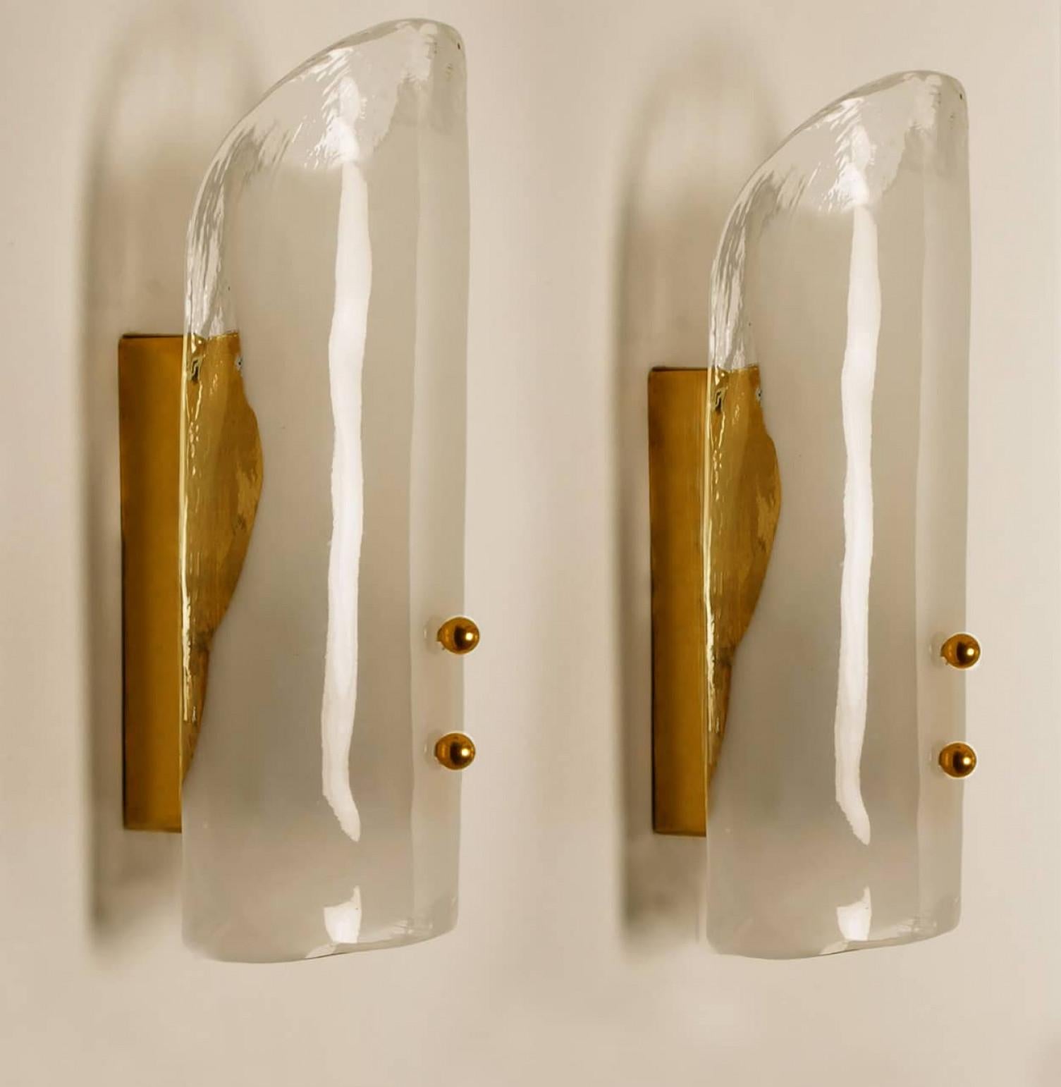 Apliques de latón y cristal de Murano soplado a mano de J.T. Kalmar, década de 1960 en venta 4