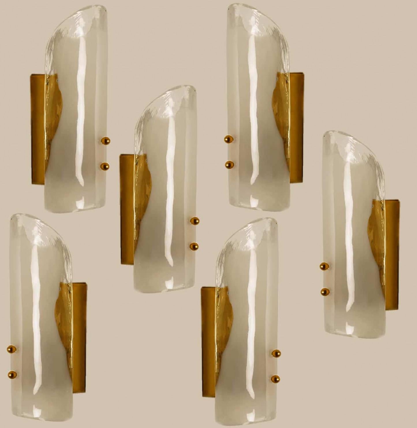 Mid-Century Modern Appliques murales en laiton et verre de Murano soufflé à la main de J.T. Kalmar, années 1960 en vente