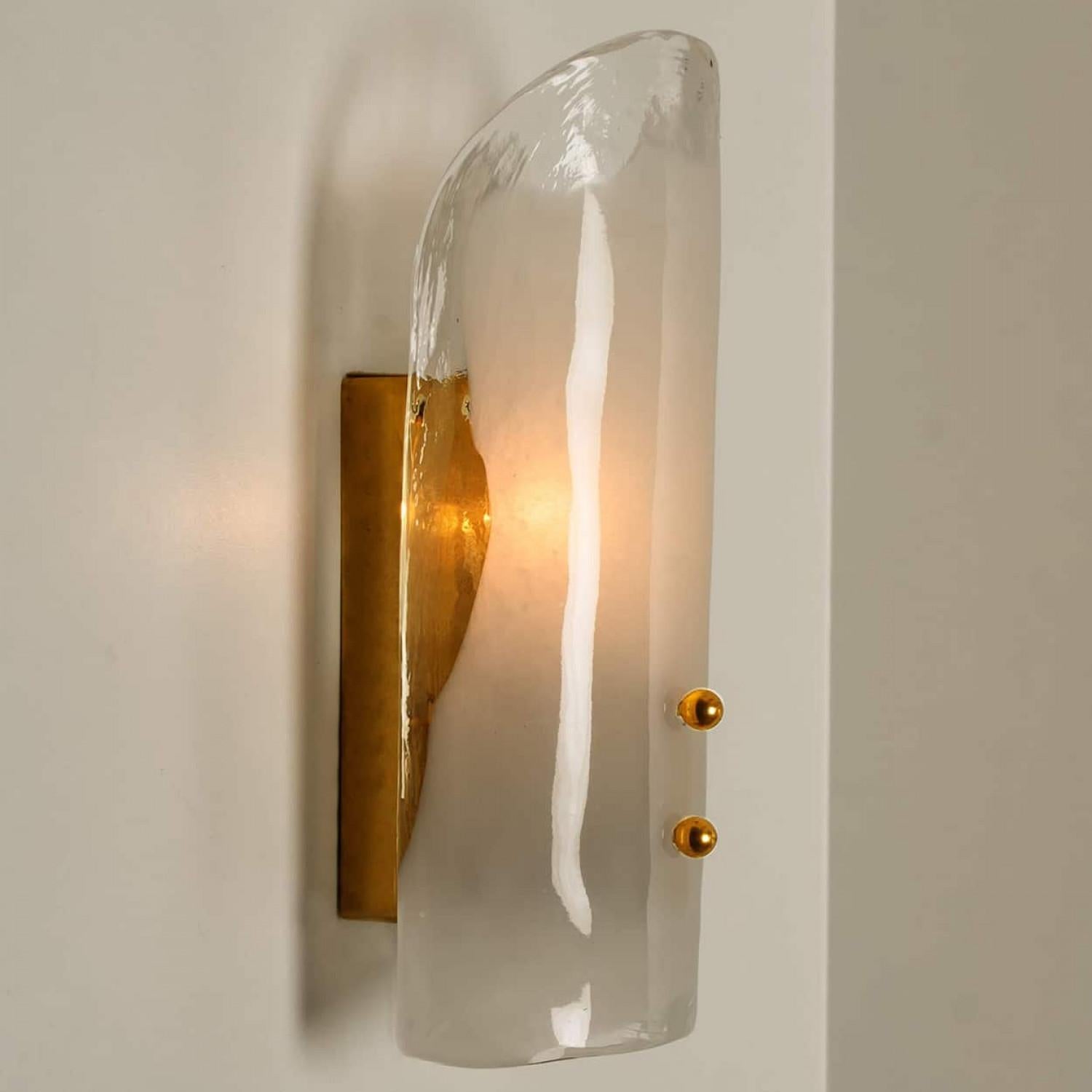 Austriaco Luci da parete in ottone e vetro di Murano soffiato a mano di J.T. Kalmar, anni '60 in vendita