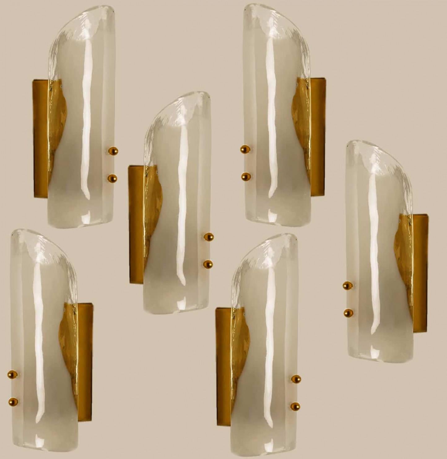 Appliques murales en laiton et verre de Murano soufflé à la main de J.T. Kalmar, années 1960 Bon état - En vente à Rijssen, NL