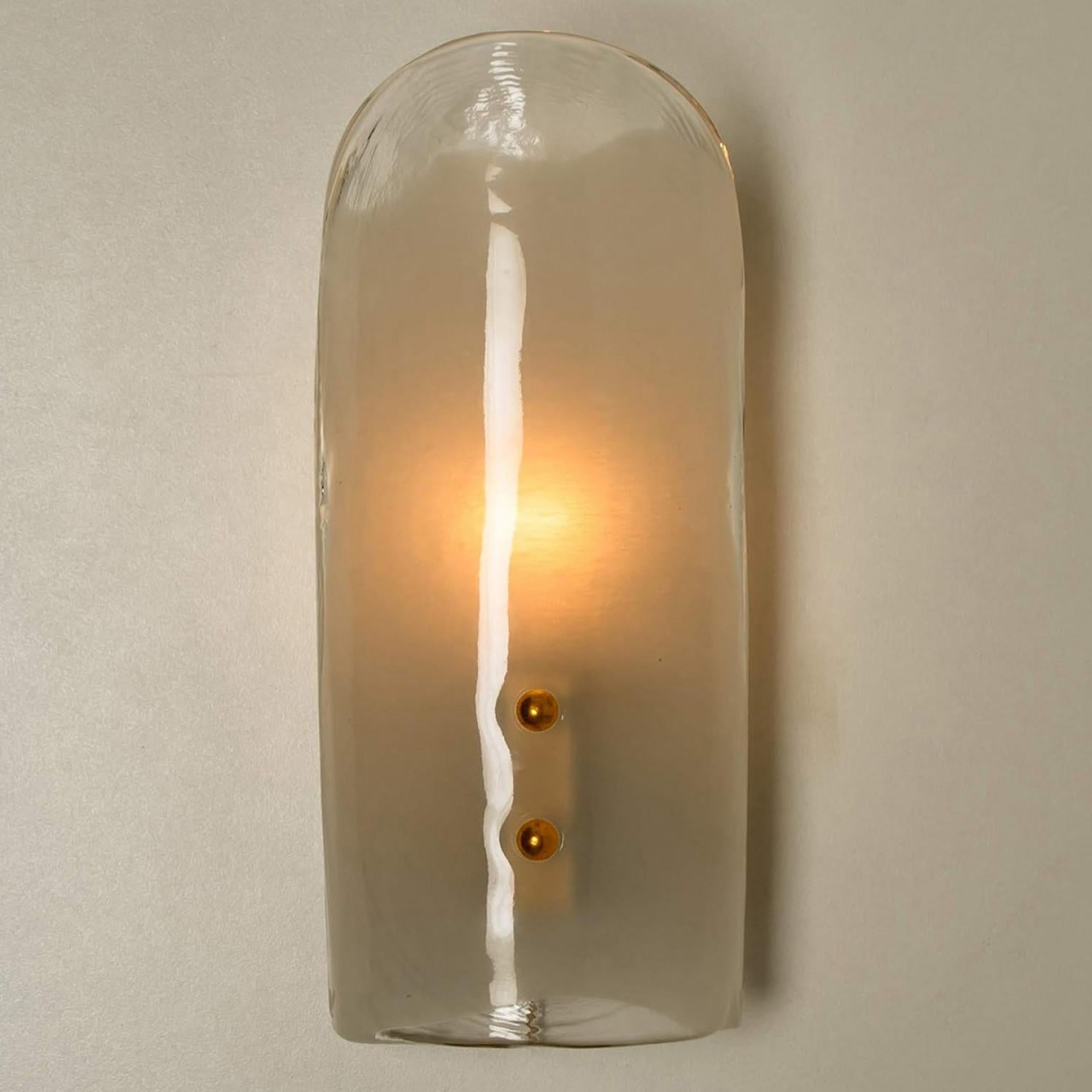 Milieu du XXe siècle Appliques murales en laiton et verre de Murano soufflé à la main de J.T. Kalmar, années 1960 en vente