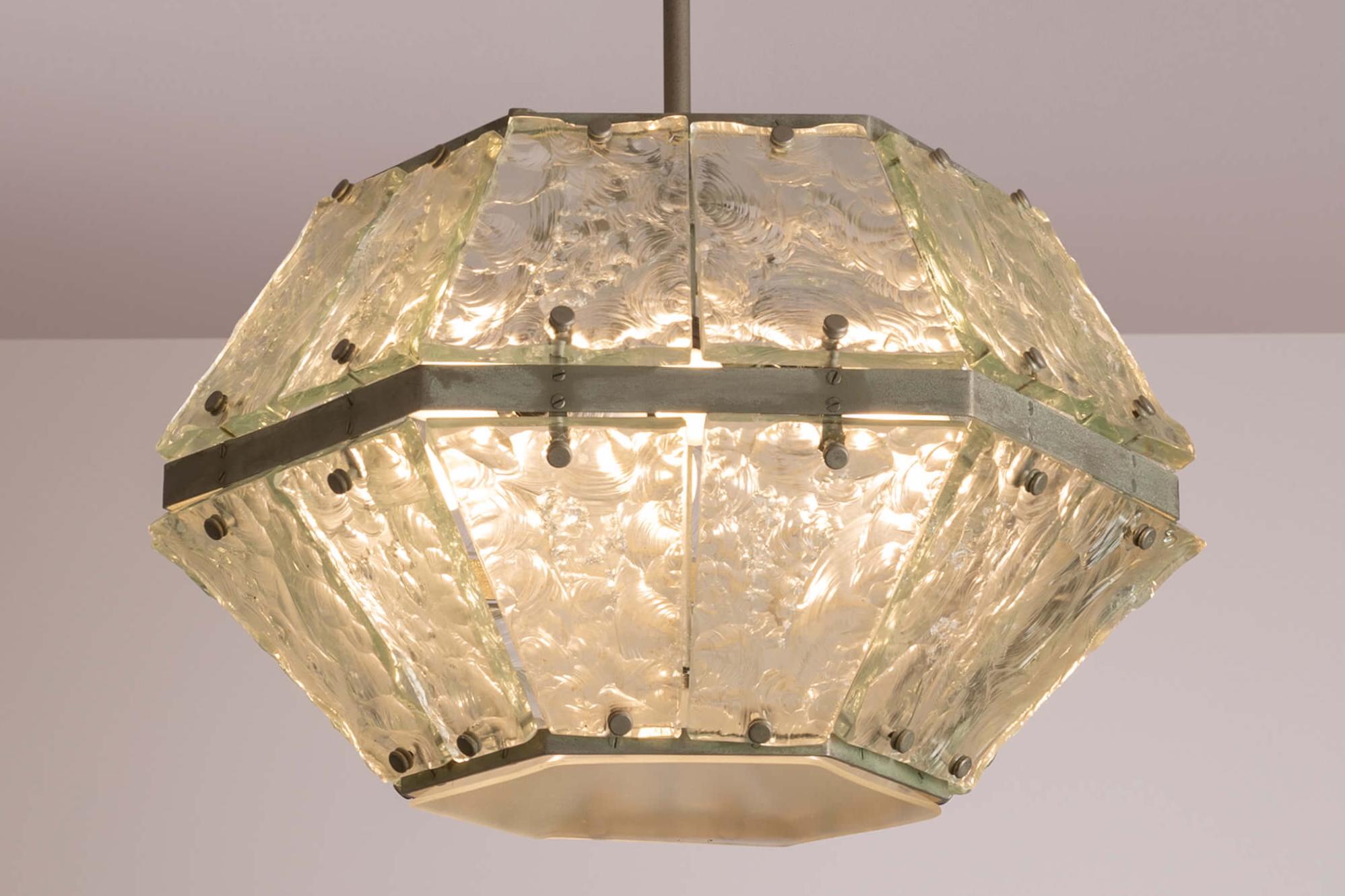 An elegant nickel-plated brass and faceted glass pendant lamp, attributed to FontanaArte, Italy, 1960s

Nickel-plated brass and finely chiselled glass come together to form a suspended geometric polygon with a subtle, space-age allure. Dating to the