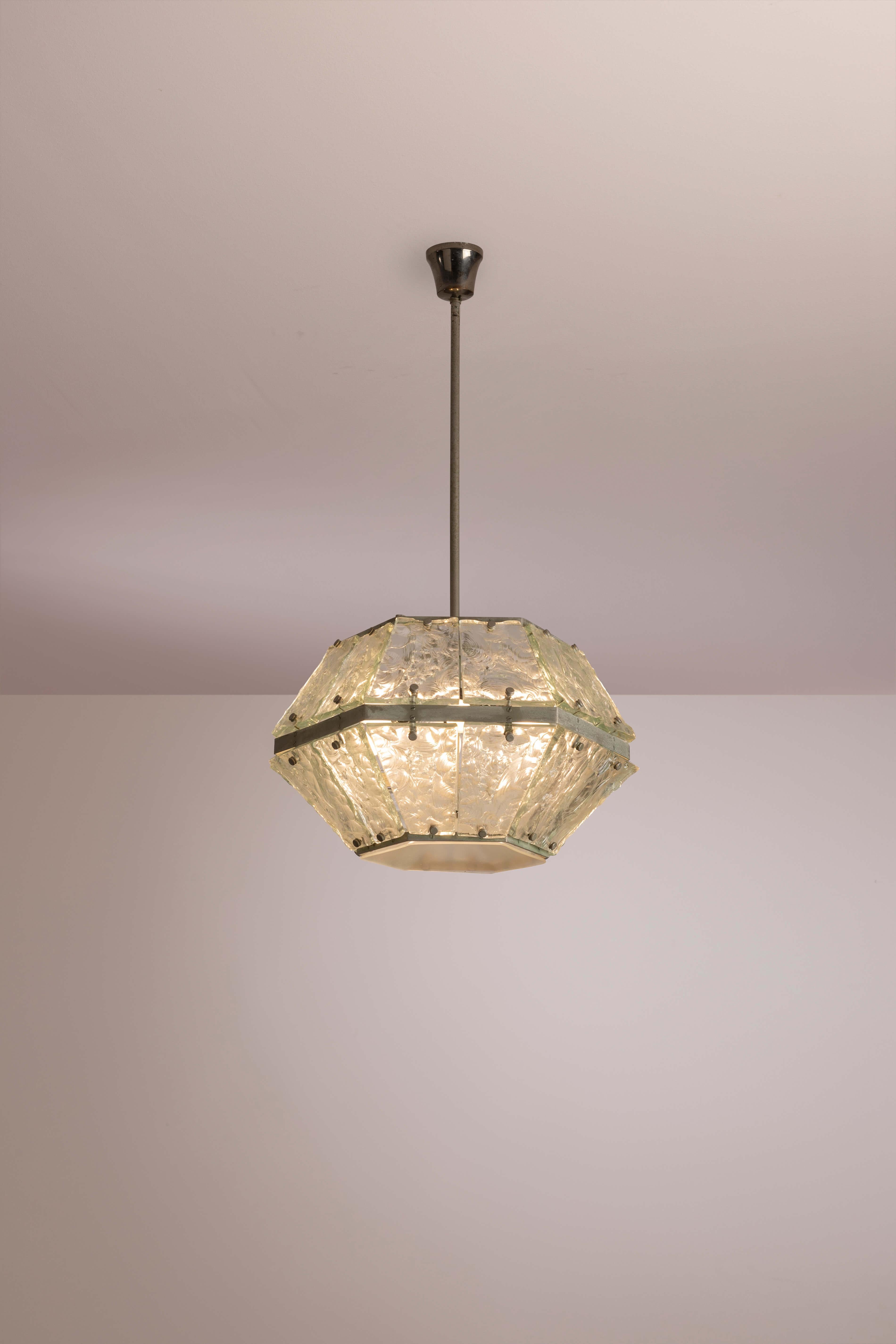 Brass and hand-faceted glass pendant lamp attributed to Fontana Arte Italy 1960s Italiano en venta