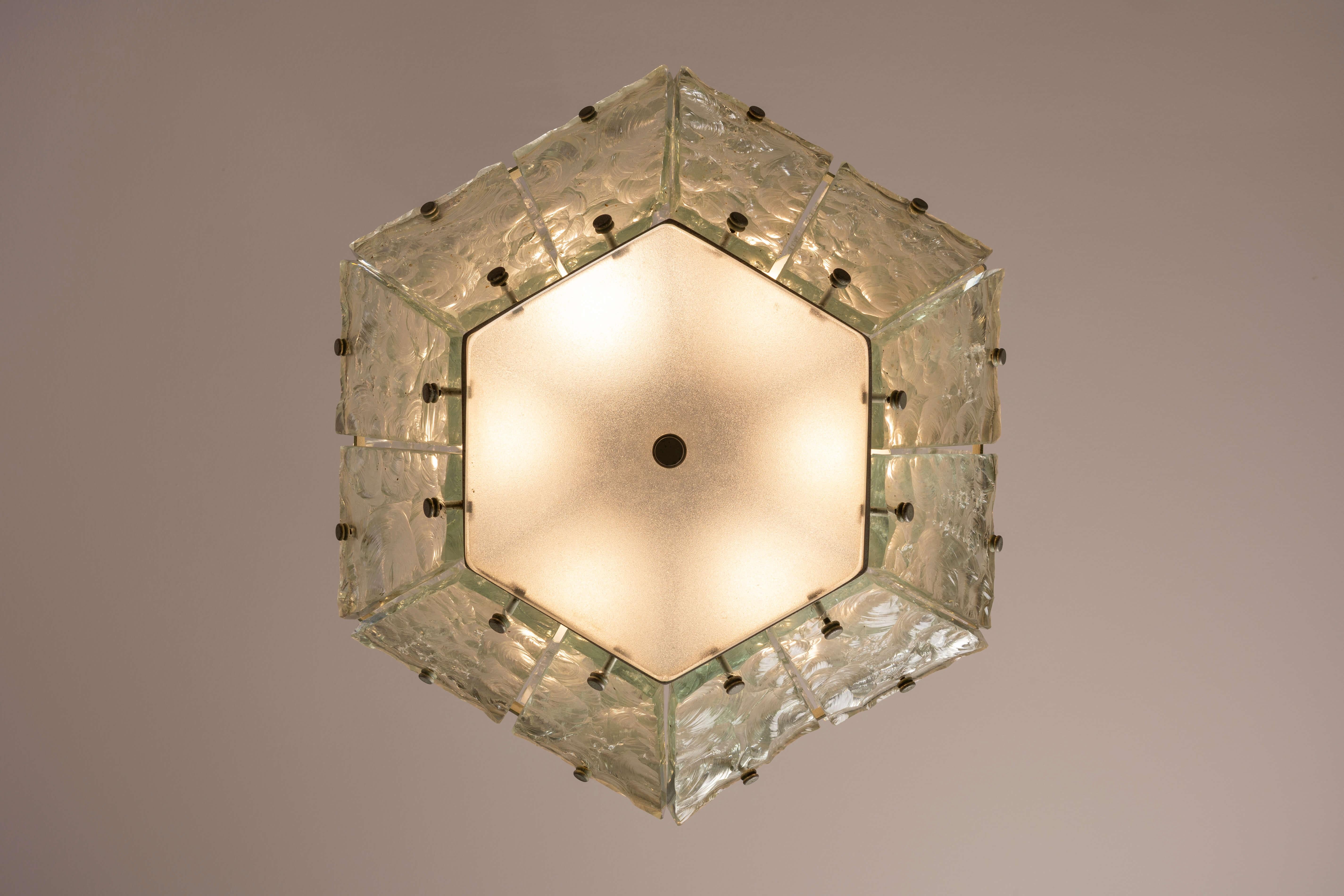 Brass and hand-faceted glass pendant lamp attributed to Fontana Arte Italy 1960s en Bueno estado para la venta en Chiavari, Liguria