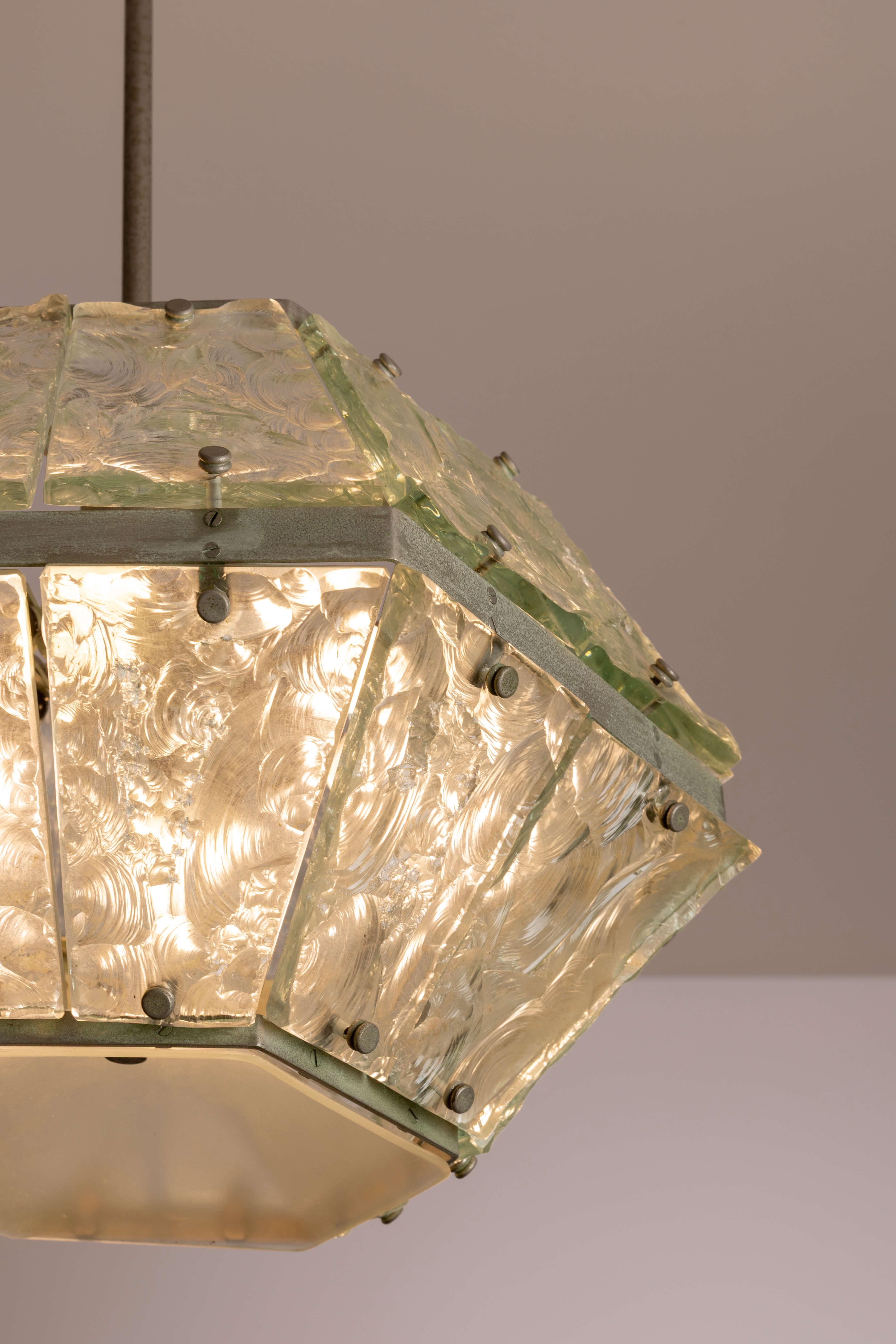 Brass and hand-faceted glass pendant lamp attributed to Fontana Arte Italy 1960s mediados del siglo XX en venta