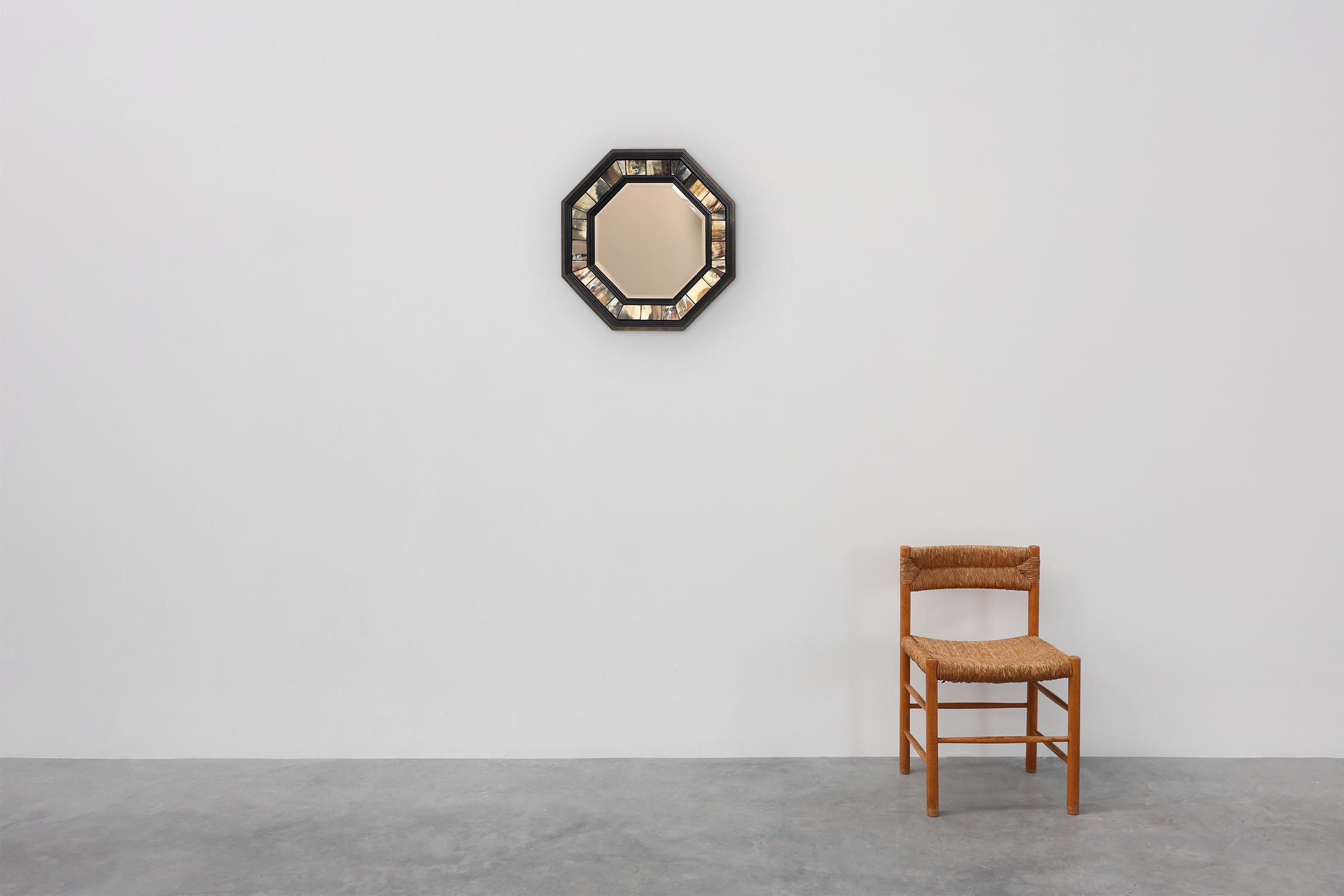 Royaume-Uni / 1980 / miroir / Redmile London / corne, miroir et laiton / Mid-century / Avant Garde

Miroir octogonal en laiton et en corne avec plaque de miroir biseautée. Cette pièce est d'une qualité exceptionnelle et signée 