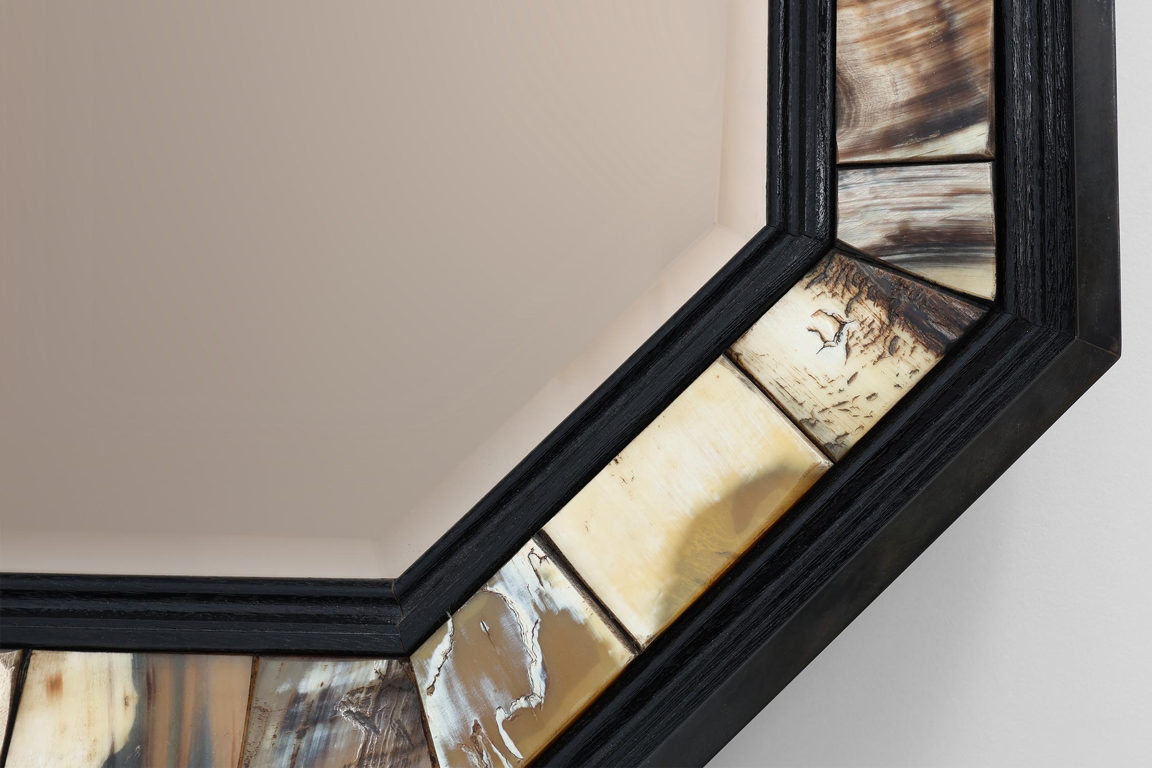 Britannique Miroir octogonal en laiton et corne par Anthony Redmile, UK ca. 1980 en vente