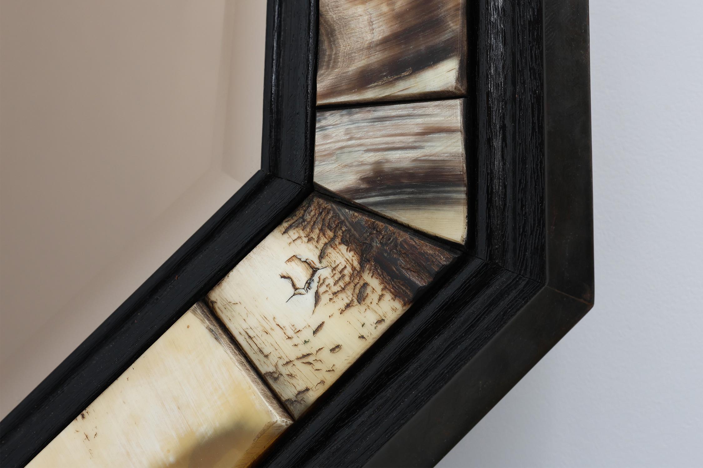 Laiton Miroir octogonal en laiton et corne par Anthony Redmile, UK ca. 1980 en vente