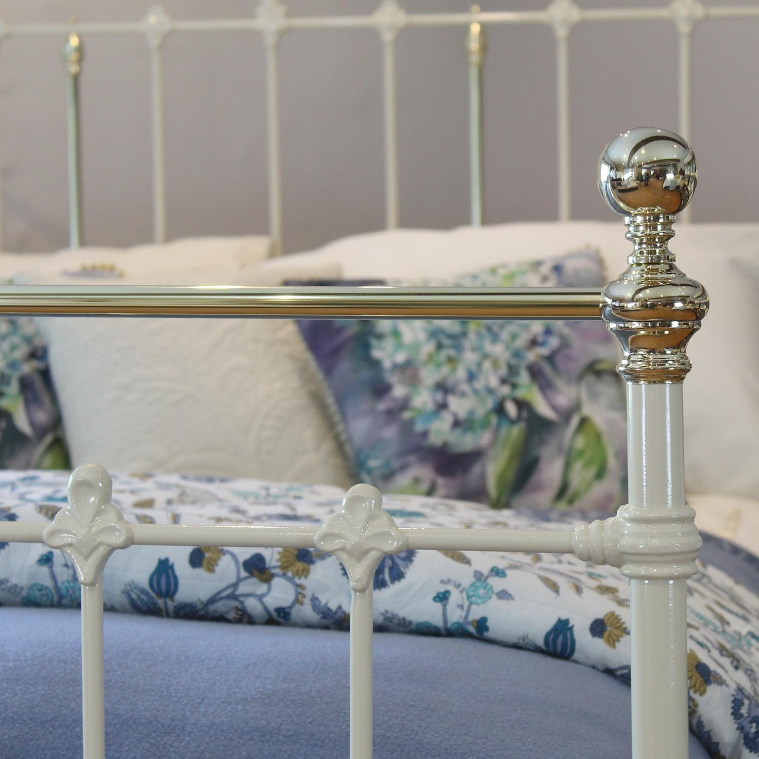 Brass and Iron Antique Bed in Cream, MK256 In Good Condition In Wrexham, GB