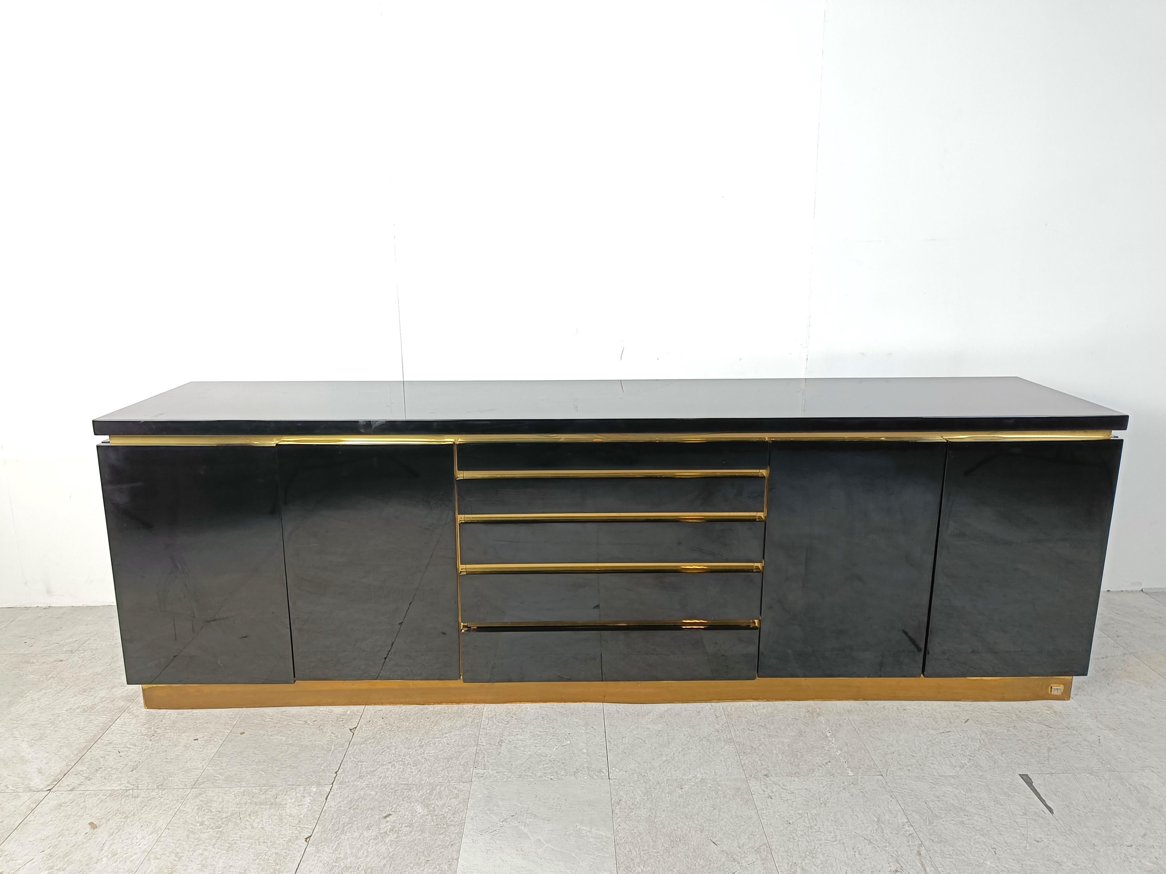 Hollywood Regency Credenza in ottone e lacca di Jean Claude Mahey, anni '70 in vendita