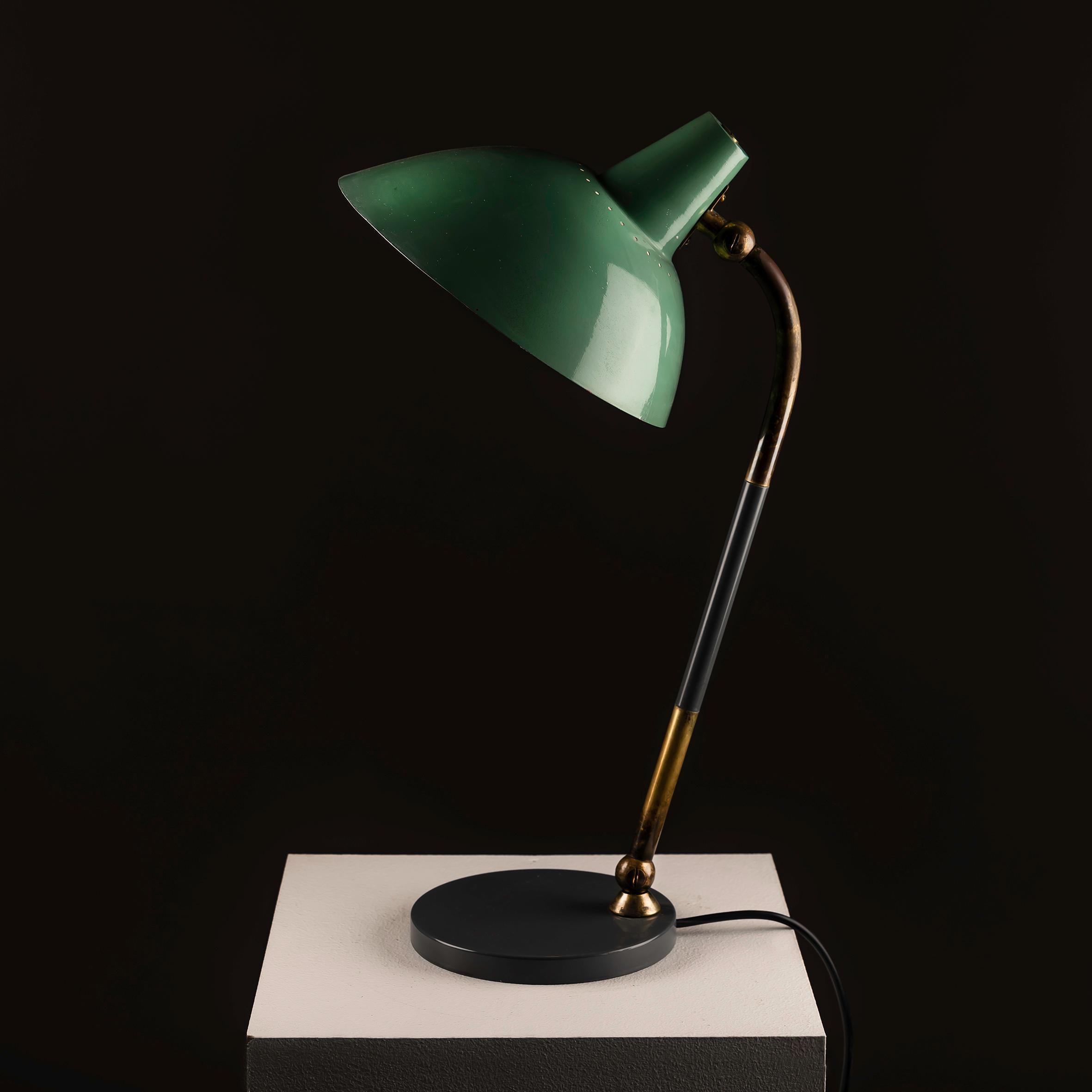 Mid-20th Century Brass and Lacquered Aluminum Table Lamp by Metalarte in the style of Stilnovo For Sale