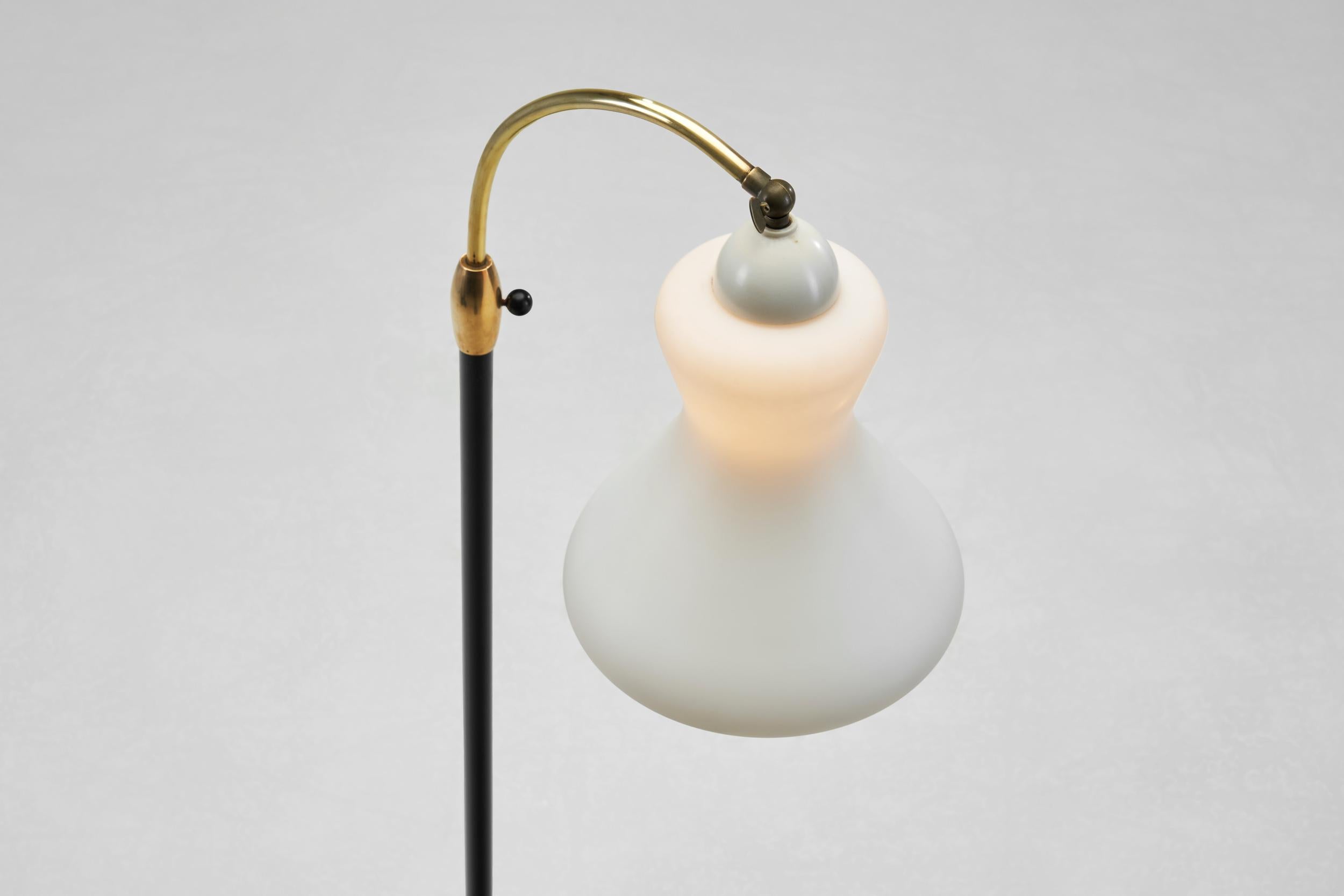 Lampadaire en laiton et métal laqué avec abat-jour en verre opale, Danemark, années 1950 en vente 2