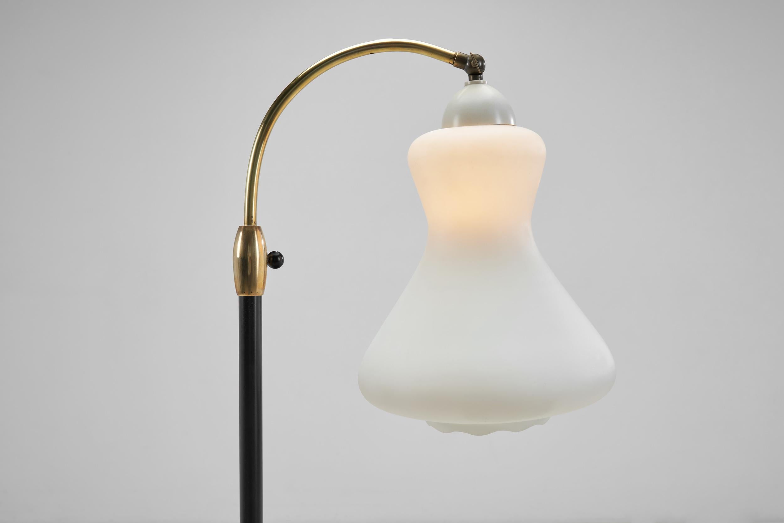 Lampadaire en laiton et métal laqué avec abat-jour en verre opale, Danemark, années 1950 en vente 3