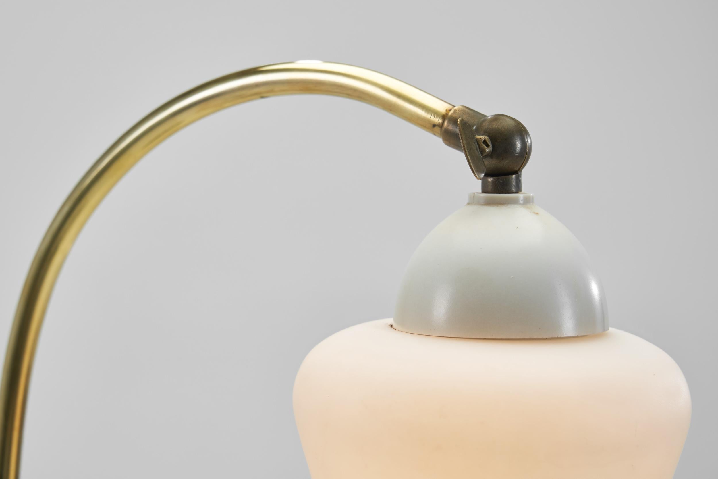 Lampadaire en laiton et métal laqué avec abat-jour en verre opale, Danemark, années 1950 en vente 4