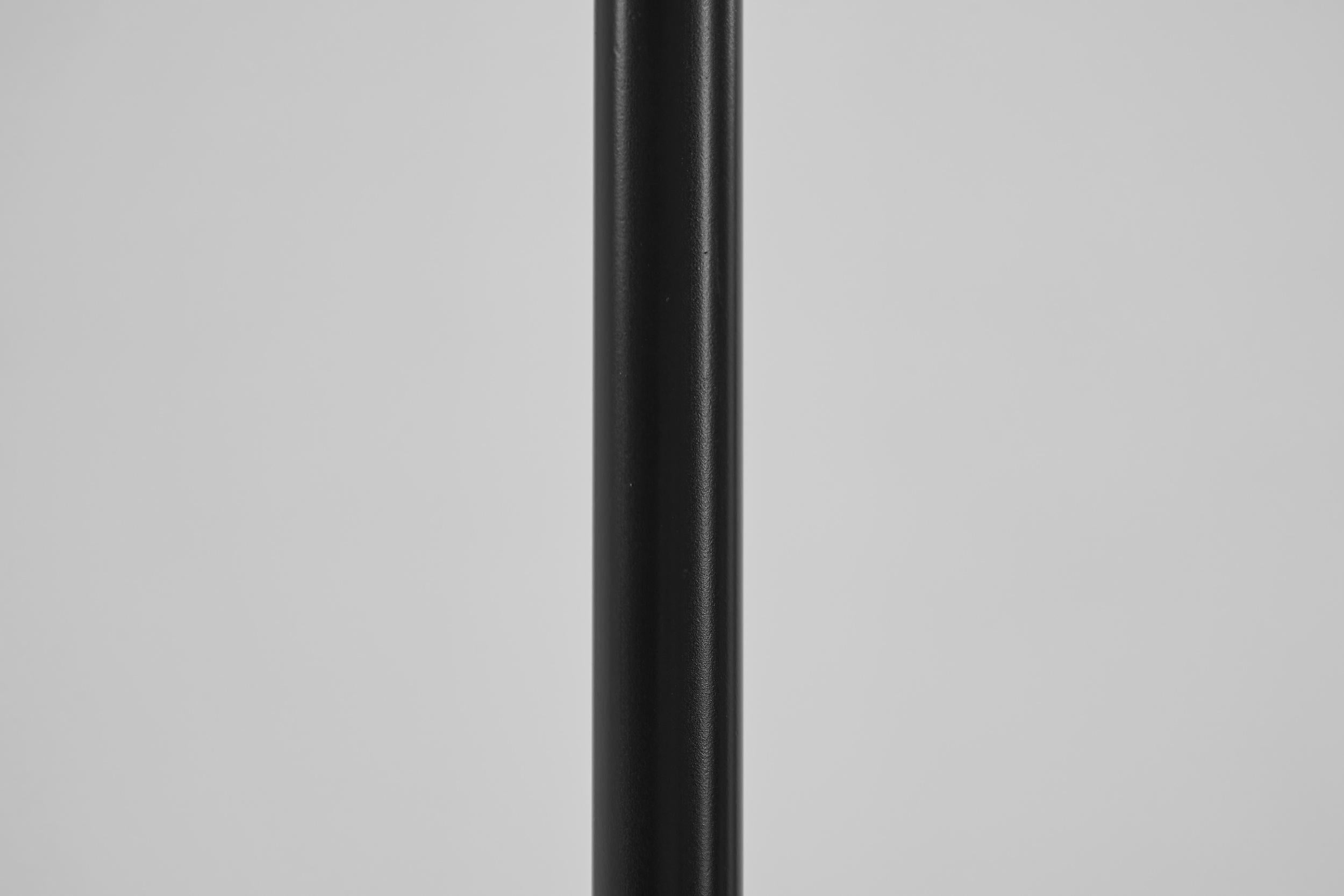 Lampadaire en laiton et métal laqué avec abat-jour en verre opale, Danemark, années 1950 en vente 9